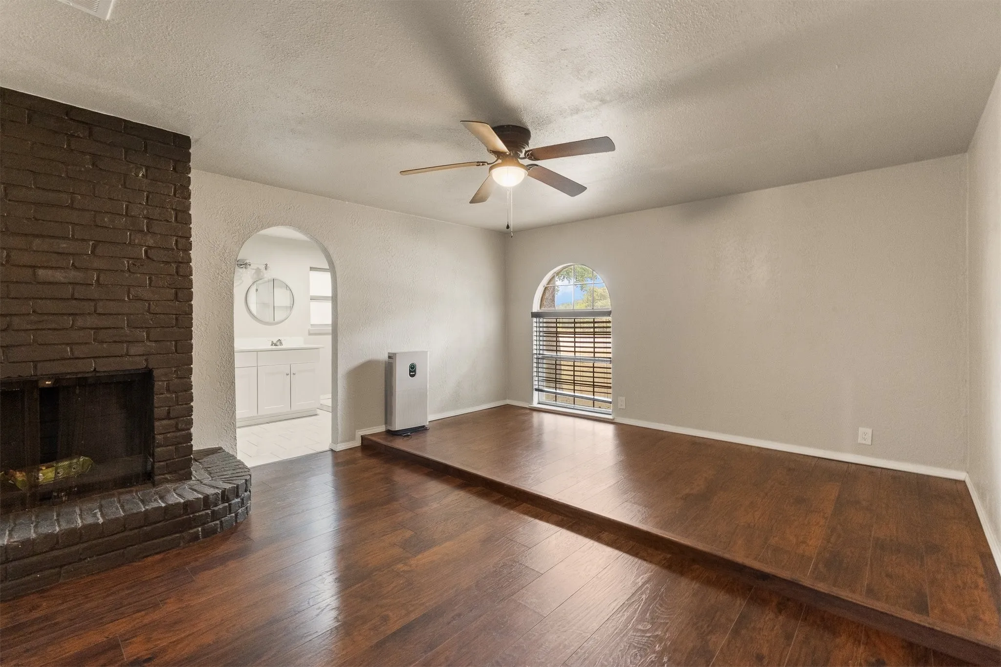 Single Family Residence For Sale in Johnson County , 2005 Meadow Drive, Crowley, Texas 76036, 3 Bedroom, 2 Bathroom, Garage spaces, 1,705 Sqft, built in 1973, mls#21251006, Real Estate Agent in Crowley, Homes For Sale in Johnson county, Homes For Sale in Crowley, Realtor in Crowley Texas, Real Estate Brokerage Independent Realty Texas, Luminita Cordes Realtor