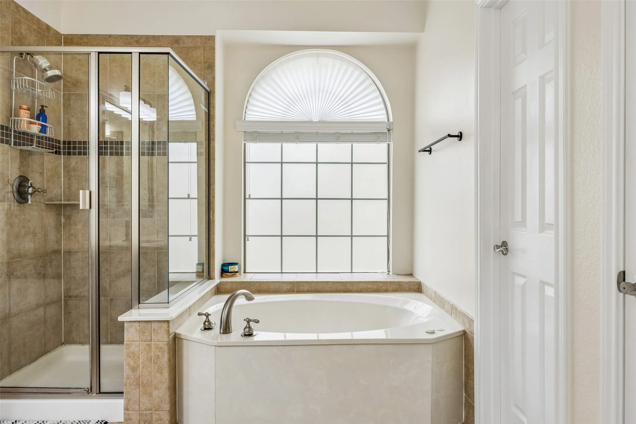 Single Family Residence For Sale in Tarrant County , 6133 Sunrise Lake Drive, Fort Worth, Texas 76179, 4 Bedroom, 4 Bathroom, 2 Garage spaces, 3,584 Sqft, built in 2008, mls#21267759, Real Estate Agent in Fort Worth, Homes For Sale in Tarrant county, Homes For Sale in Fort Worth, Realtor in Fort Worth Texas, Real Estate Brokerage Independent Realty Texas, Luminita Cordes Realtor