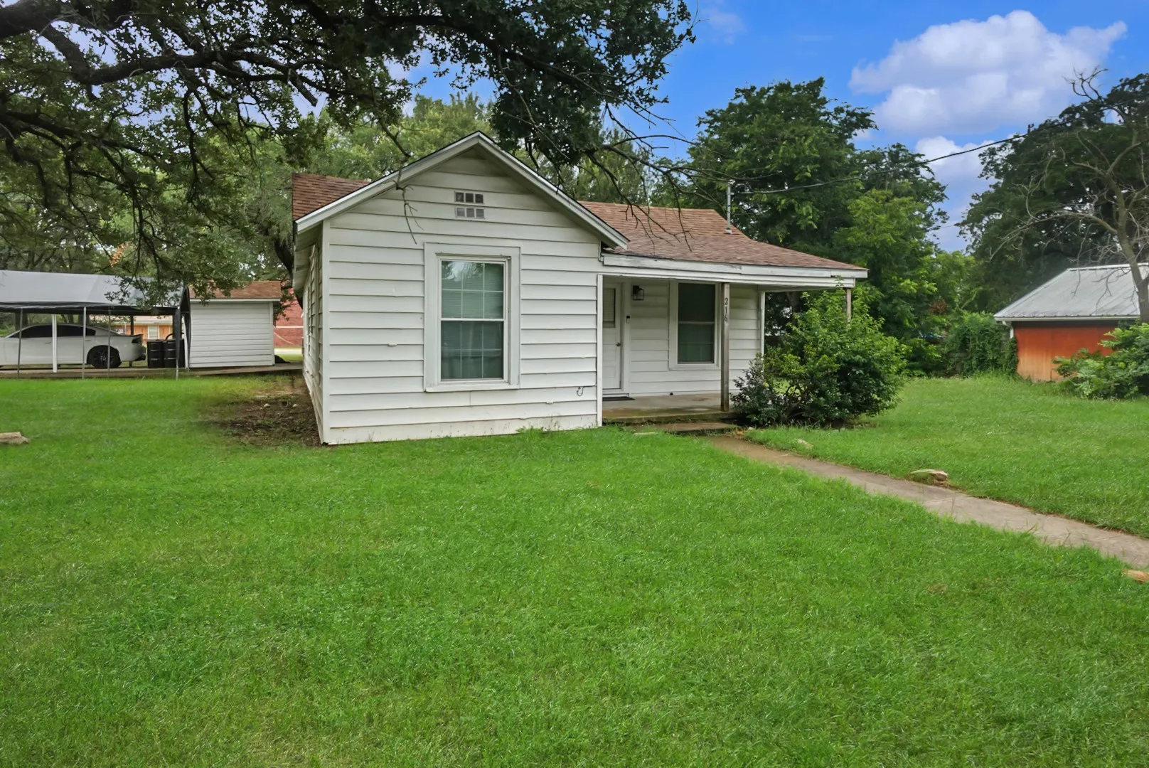 Single Family Residence For Sale in Palo Pinto County , 216 19th Street, Mineral Wells, Texas 76067, 2 Bedrooms, 1 Bathroom, Garage spaces, 1,226 Sqft, built in 1935, Price $155,000, mls#21269043, Real Estate Agent in Mineral Wells, Homes For Sale in Palo Pinto county, Homes For Sale in Mineral Wells, Realtor in Mineral Wells Texas, Real Estate Brokerage Independent Realty Texas, Luminita Cordes Realtor