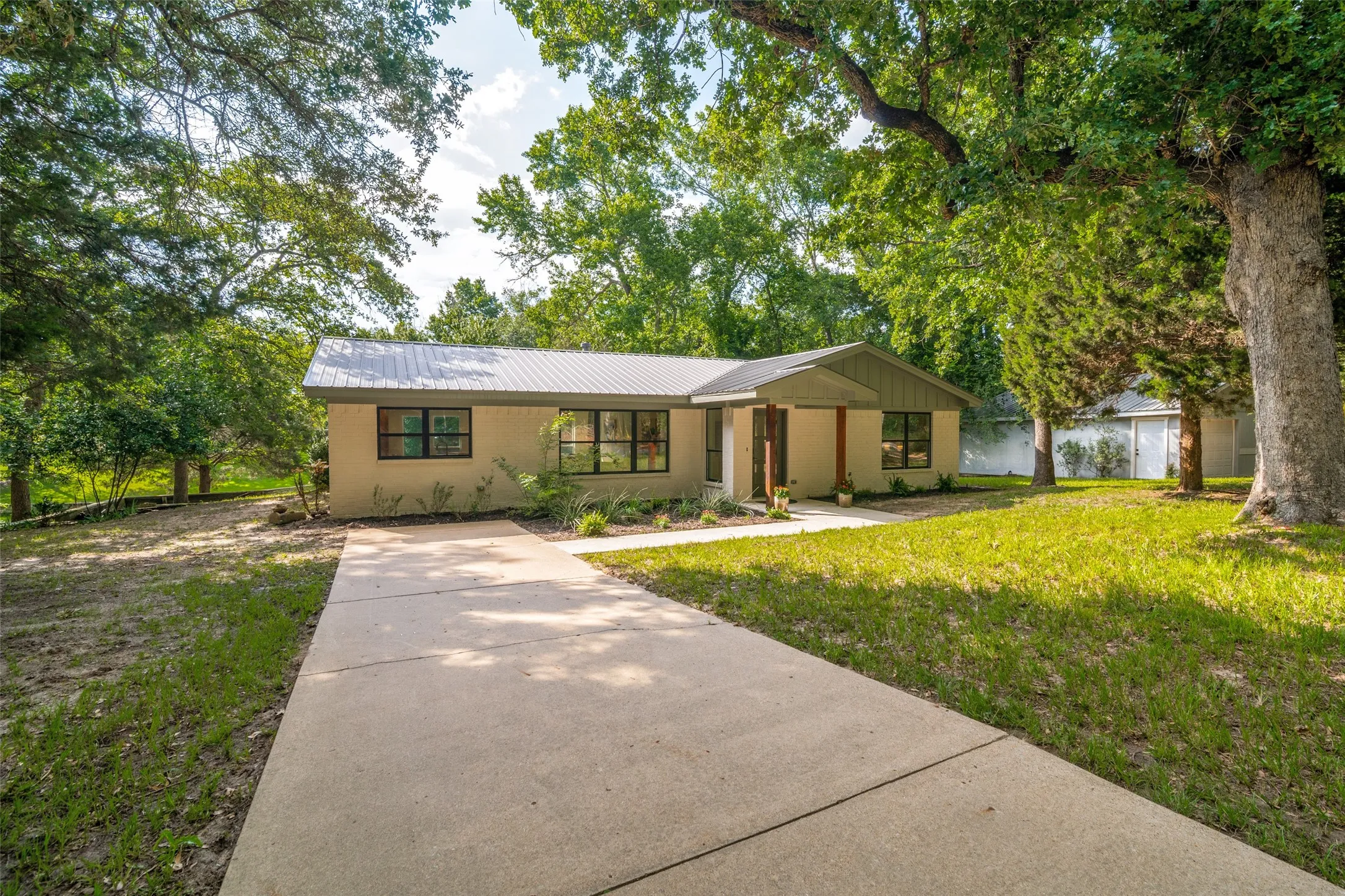 Single Family Residence For Sale in Henderson County , 2578 Tanglewood Drive, Athens, Texas 75752, 3 Bedroom, 2 Bathroom, 2 Garage spaces, 1,600 Sqft, built in 1992, mls#21268469, Real Estate Agent in Athens, Homes For Sale in Henderson county, Homes For Sale in Athens, Realtor in Athens Texas, Real Estate Brokerage Independent Realty Texas, Luminita Cordes Realtor