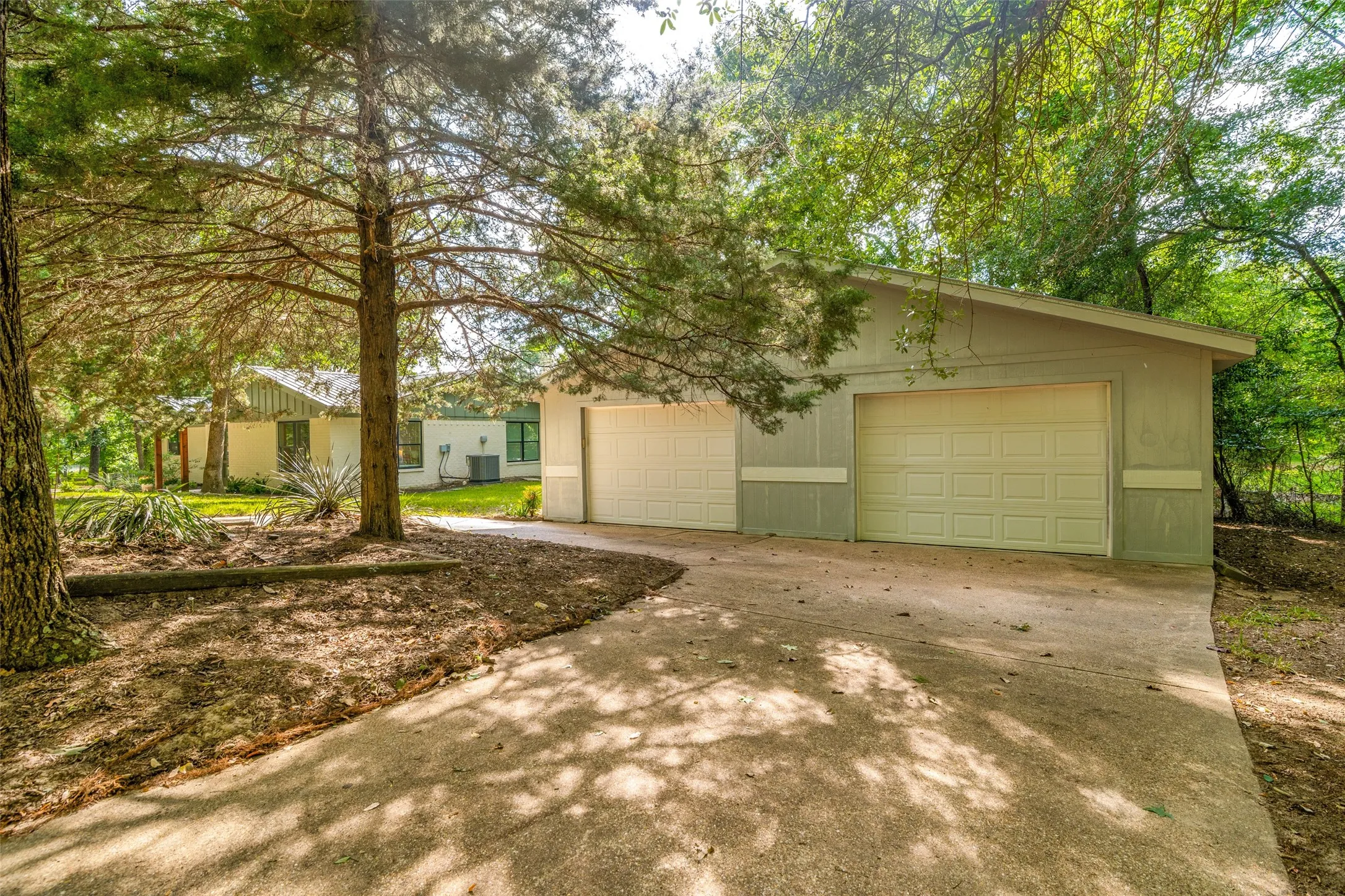 Single Family Residence For Sale in Henderson County , 2578 Tanglewood Drive, Athens, Texas 75752, 3 Bedroom, 2 Bathroom, 2 Garage spaces, 1,600 Sqft, built in 1992, mls#21268469, Real Estate Agent in Athens, Homes For Sale in Henderson county, Homes For Sale in Athens, Realtor in Athens Texas, Real Estate Brokerage Independent Realty Texas, Luminita Cordes Realtor