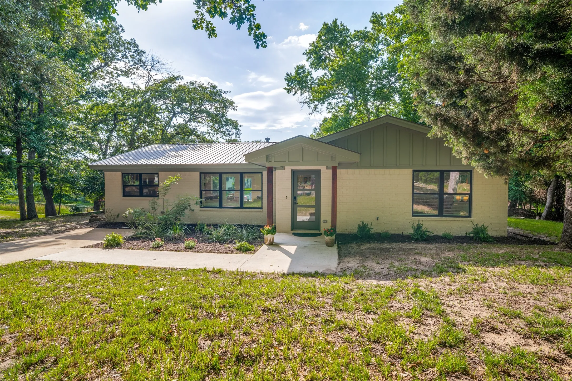 Single Family Residence For Sale in Henderson County , 2578 Tanglewood Drive, Athens, Texas 75752, 3 Bedroom, 2 Bathroom, 2 Garage spaces, 1,600 Sqft, built in 1992, mls#21268469, Real Estate Agent in Athens, Homes For Sale in Henderson county, Homes For Sale in Athens, Realtor in Athens Texas, Real Estate Brokerage Independent Realty Texas, Luminita Cordes Realtor