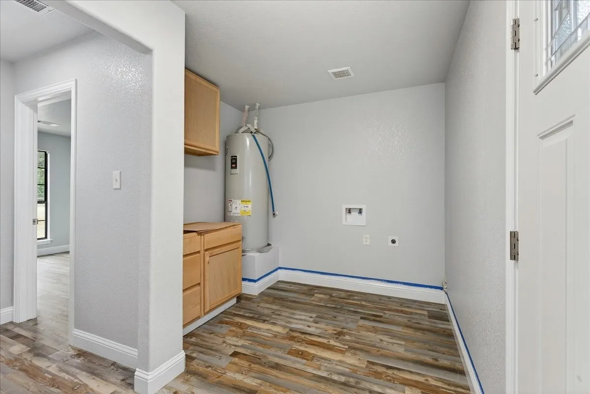 Single Family Residence For Sale in Kaufman County , 16001 County Road 4052, Kemp, Texas 75143, 3 Bedroom, 2 Bathroom, 2 Garage spaces, 1,628 Sqft, built in 2016, mls#21269048, Real Estate Agent in Kemp, Homes For Sale in Kaufman county, Homes For Sale in Kemp, Realtor in Kemp Texas, Real Estate Brokerage Independent Realty Texas, Luminita Cordes Realtor