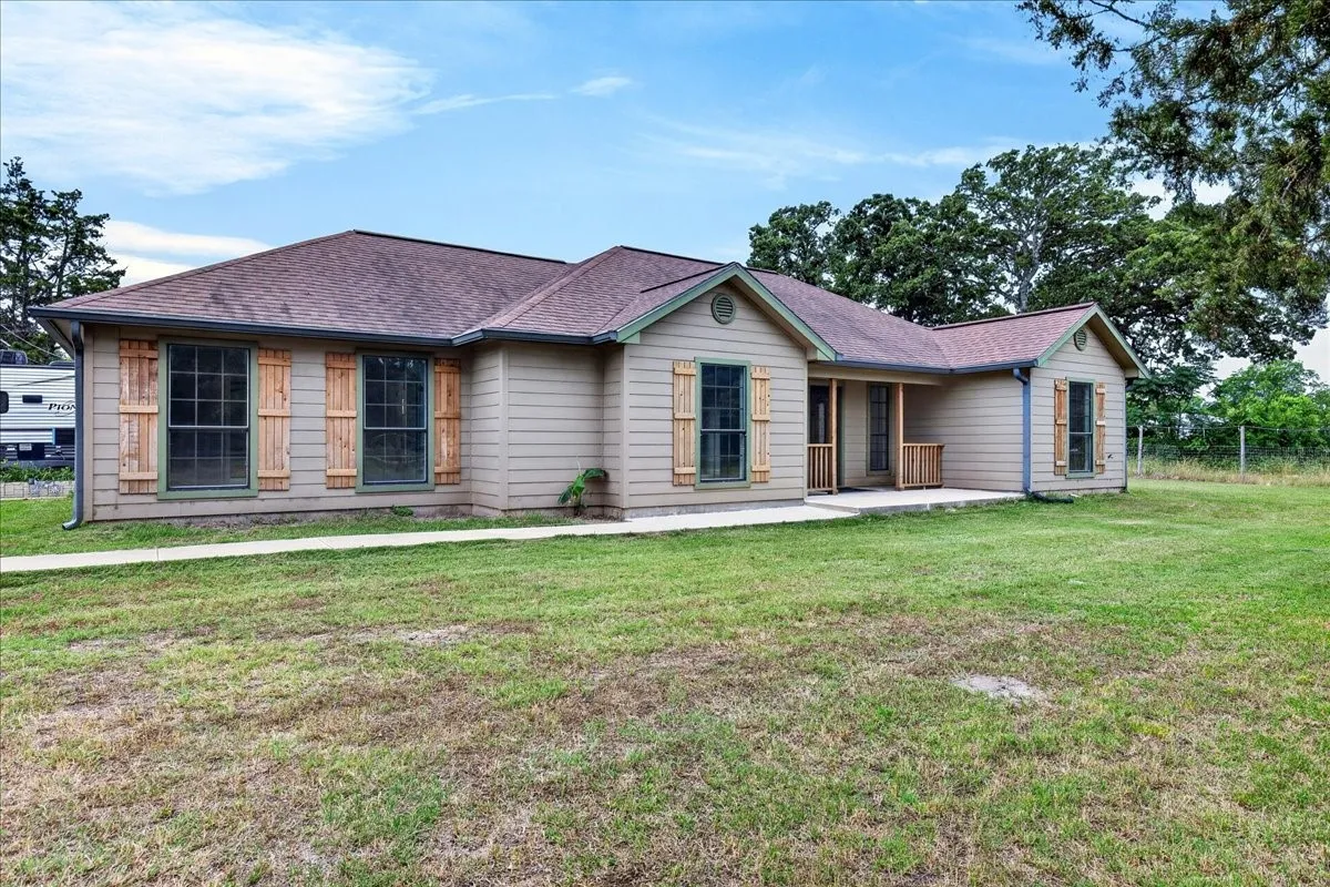 Single Family Residence For Sale in Kaufman County , 16001 County Road 4052, Kemp, Texas 75143, 3 Bedroom, 2 Bathroom, 2 Garage spaces, 1,628 Sqft, built in 2016, mls#21269048, Real Estate Agent in Kemp, Homes For Sale in Kaufman county, Homes For Sale in Kemp, Realtor in Kemp Texas, Real Estate Brokerage Independent Realty Texas, Luminita Cordes Realtor