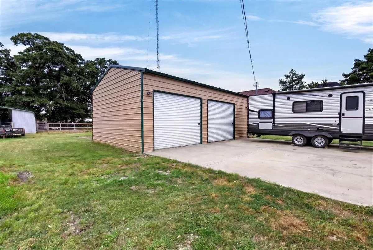 Single Family Residence For Sale in Kaufman County , 16001 County Road 4052, Kemp, Texas 75143, 3 Bedroom, 2 Bathroom, 2 Garage spaces, 1,628 Sqft, built in 2016, mls#21269048, Real Estate Agent in Kemp, Homes For Sale in Kaufman county, Homes For Sale in Kemp, Realtor in Kemp Texas, Real Estate Brokerage Independent Realty Texas, Luminita Cordes Realtor