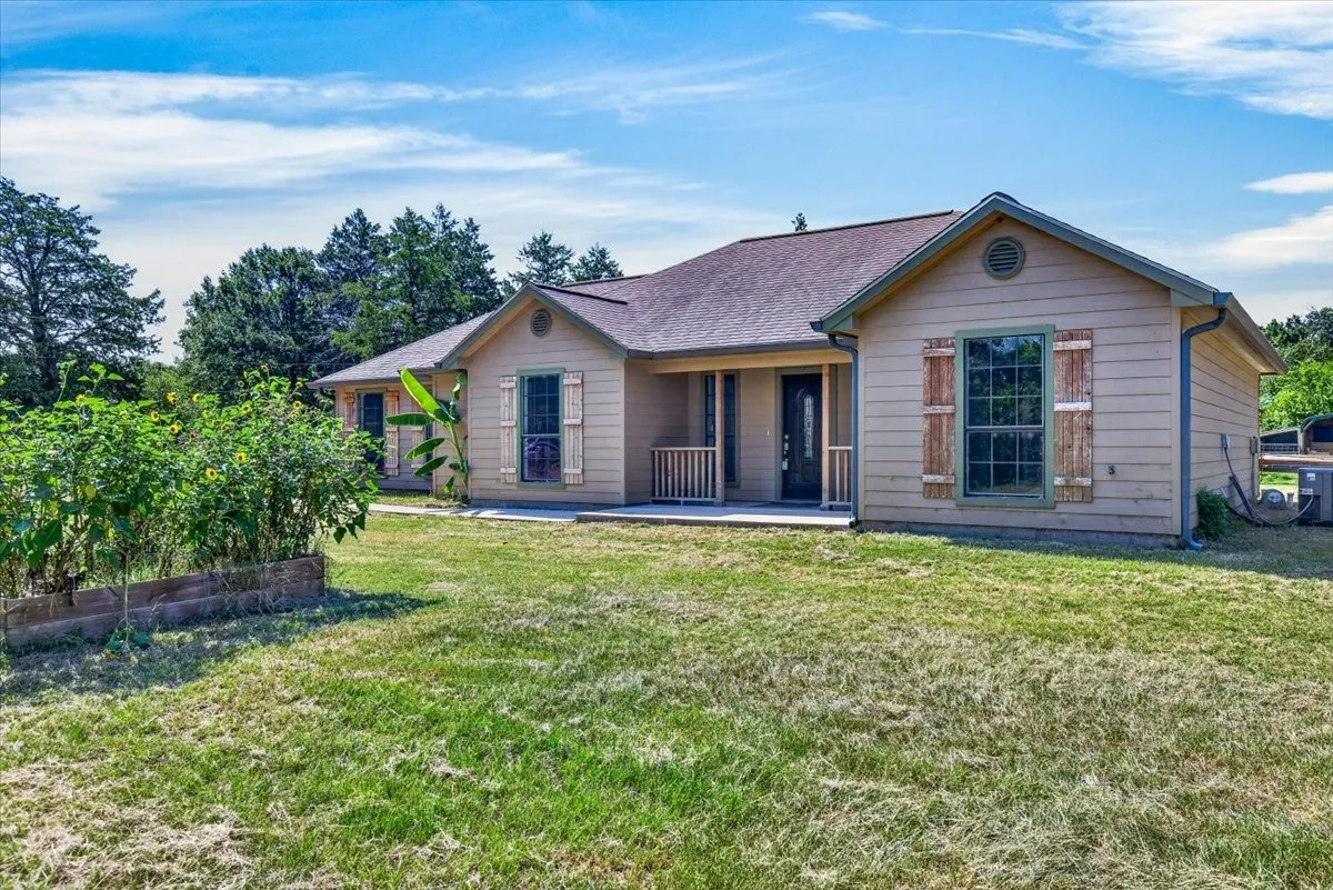 Single Family Residence For Sale in Kaufman County , 16001 County Road 4052, Kemp, Texas 75143, 3 Bedroom, 2 Bathroom, 2 Garage spaces, 1,628 Sqft, built in 2016, mls#21269048, Real Estate Agent in Kemp, Homes For Sale in Kaufman county, Homes For Sale in Kemp, Realtor in Kemp Texas, Real Estate Brokerage Independent Realty Texas, Luminita Cordes Realtor