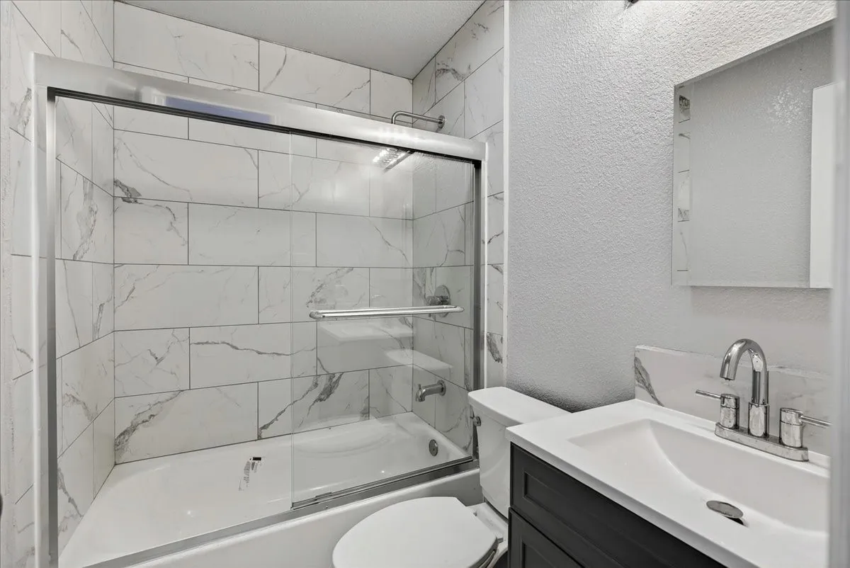 Single Family Residence For Sale in Kaufman County , 16001 County Road 4052, Kemp, Texas 75143, 3 Bedroom, 2 Bathroom, 2 Garage spaces, 1,628 Sqft, built in 2016, mls#21269048, Real Estate Agent in Kemp, Homes For Sale in Kaufman county, Homes For Sale in Kemp, Realtor in Kemp Texas, Real Estate Brokerage Independent Realty Texas, Luminita Cordes Realtor