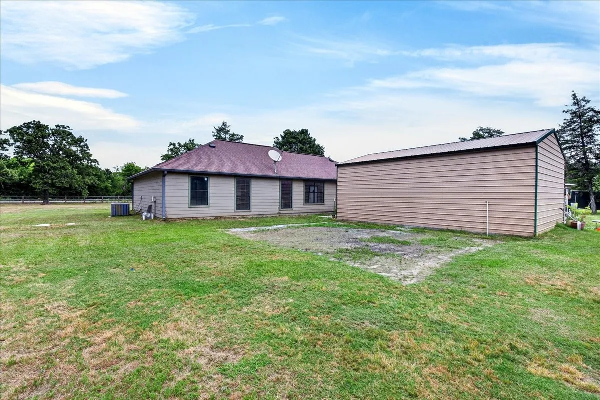 Single Family Residence For Sale in Kaufman County , 16001 County Road 4052, Kemp, Texas 75143, 3 Bedroom, 2 Bathroom, 2 Garage spaces, 1,628 Sqft, built in 2016, mls#21269048, Real Estate Agent in Kemp, Homes For Sale in Kaufman county, Homes For Sale in Kemp, Realtor in Kemp Texas, Real Estate Brokerage Independent Realty Texas, Luminita Cordes Realtor