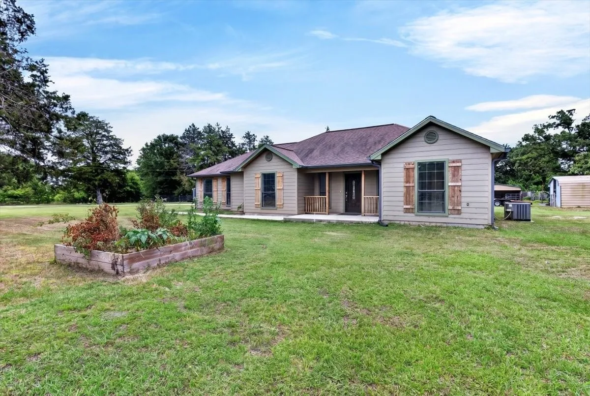 Single Family Residence For Sale in Kaufman County , 16001 County Road 4052, Kemp, Texas 75143, 3 Bedroom, 2 Bathroom, 2 Garage spaces, 1,628 Sqft, built in 2016, mls#21269048, Real Estate Agent in Kemp, Homes For Sale in Kaufman county, Homes For Sale in Kemp, Realtor in Kemp Texas, Real Estate Brokerage Independent Realty Texas, Luminita Cordes Realtor