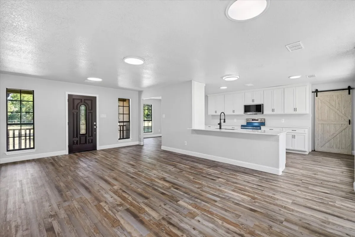 Single Family Residence For Sale in Kaufman County , 16001 County Road 4052, Kemp, Texas 75143, 3 Bedroom, 2 Bathroom, 2 Garage spaces, 1,628 Sqft, built in 2016, mls#21269048, Real Estate Agent in Kemp, Homes For Sale in Kaufman county, Homes For Sale in Kemp, Realtor in Kemp Texas, Real Estate Brokerage Independent Realty Texas, Luminita Cordes Realtor
