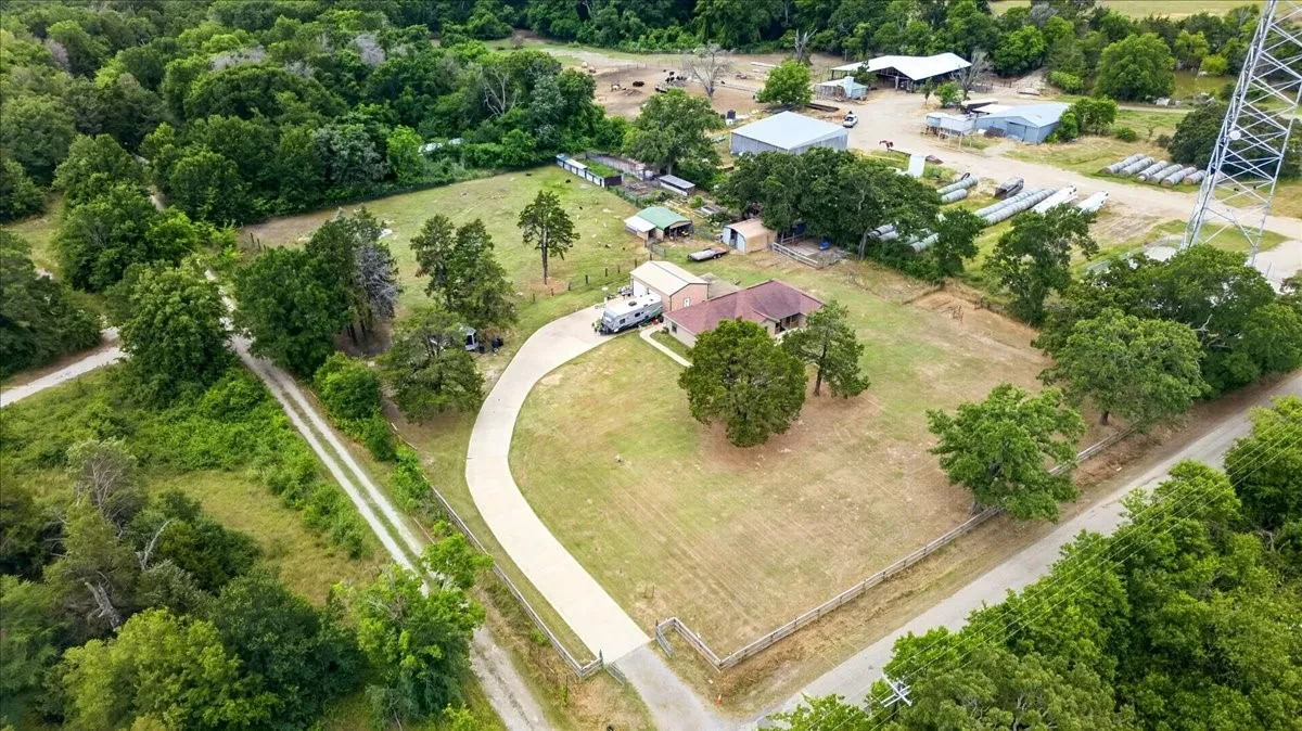 Single Family Residence For Sale in Kaufman County , 16001 County Road 4052, Kemp, Texas 75143, 3 Bedroom, 2 Bathroom, 2 Garage spaces, 1,628 Sqft, built in 2016, mls#21269048, Real Estate Agent in Kemp, Homes For Sale in Kaufman county, Homes For Sale in Kemp, Realtor in Kemp Texas, Real Estate Brokerage Independent Realty Texas, Luminita Cordes Realtor