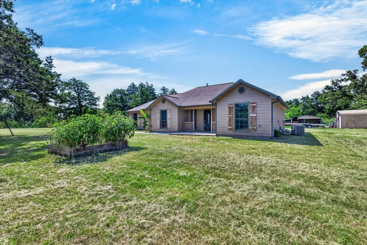 Single Family Residence For Sale in Kaufman County , 16001 County Road 4052, Kemp, Texas 75143, 3 Bedroom, 2 Bathroom, 2 Garage spaces, 1,628 Sqft, built in 2016, mls#21269048, Real Estate Agent in Kemp, Homes For Sale in Kaufman county, Homes For Sale in Kemp, Realtor in Kemp Texas, Real Estate Brokerage Independent Realty Texas, Luminita Cordes Realtor
