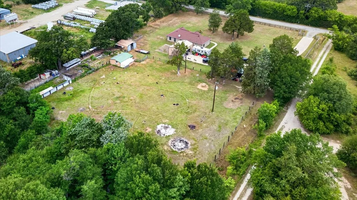 Single Family Residence For Sale in Kaufman County , 16001 County Road 4052, Kemp, Texas 75143, 3 Bedroom, 2 Bathroom, 2 Garage spaces, 1,628 Sqft, built in 2016, mls#21269048, Real Estate Agent in Kemp, Homes For Sale in Kaufman county, Homes For Sale in Kemp, Realtor in Kemp Texas, Real Estate Brokerage Independent Realty Texas, Luminita Cordes Realtor