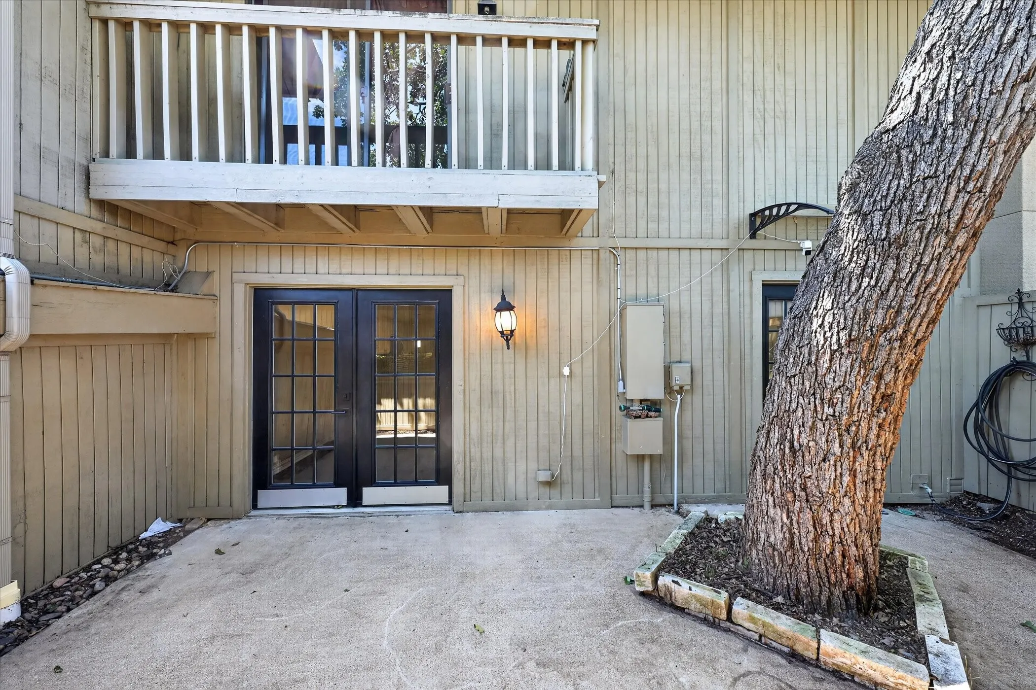 Townhouse For Sale in Tarrant County , 3006 Wayside Drive, Bedford, Texas 76021, 2 Bedroom, 3 Bathroom, 2 Garage spaces, 1,518 Sqft, built in 1977, mls#21268824, Real Estate Agent in Bedford, Homes For Sale in Tarrant county, Homes For Sale in Bedford, Realtor in Bedford Texas, Real Estate Brokerage Independent Realty Texas, Luminita Cordes Realtor