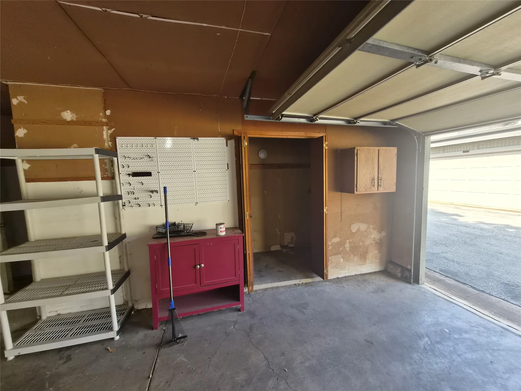 Townhouse For Sale in Tarrant County , 3006 Wayside Drive, Bedford, Texas 76021, 2 Bedroom, 3 Bathroom, 2 Garage spaces, 1,518 Sqft, built in 1977, mls#21268824, Real Estate Agent in Bedford, Homes For Sale in Tarrant county, Homes For Sale in Bedford, Realtor in Bedford Texas, Real Estate Brokerage Independent Realty Texas, Luminita Cordes Realtor