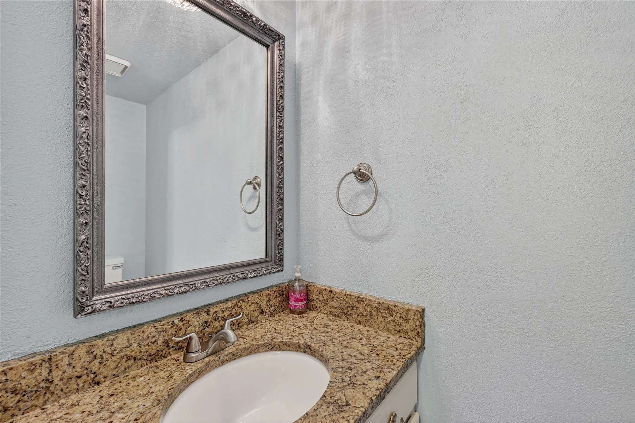 Townhouse For Sale in Tarrant County , 3006 Wayside Drive, Bedford, Texas 76021, 2 Bedroom, 3 Bathroom, 2 Garage spaces, 1,518 Sqft, built in 1977, mls#21268824, Real Estate Agent in Bedford, Homes For Sale in Tarrant county, Homes For Sale in Bedford, Realtor in Bedford Texas, Real Estate Brokerage Independent Realty Texas, Luminita Cordes Realtor