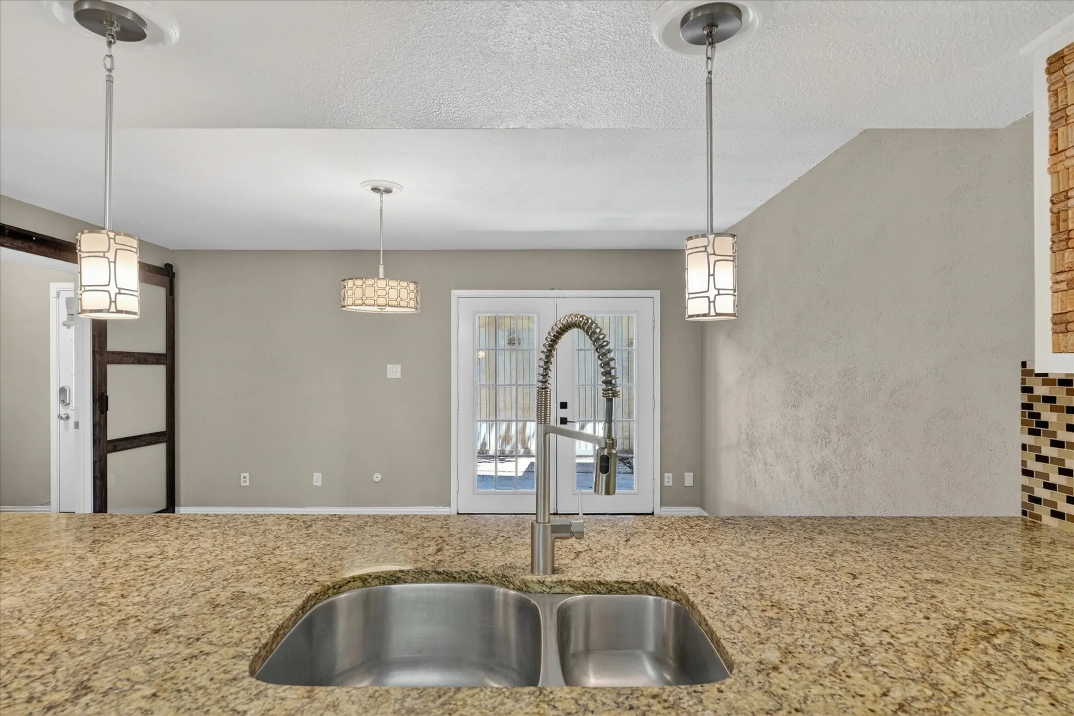 Townhouse For Sale in Tarrant County , 3006 Wayside Drive, Bedford, Texas 76021, 2 Bedroom, 3 Bathroom, 2 Garage spaces, 1,518 Sqft, built in 1977, mls#21268824, Real Estate Agent in Bedford, Homes For Sale in Tarrant county, Homes For Sale in Bedford, Realtor in Bedford Texas, Real Estate Brokerage Independent Realty Texas, Luminita Cordes Realtor