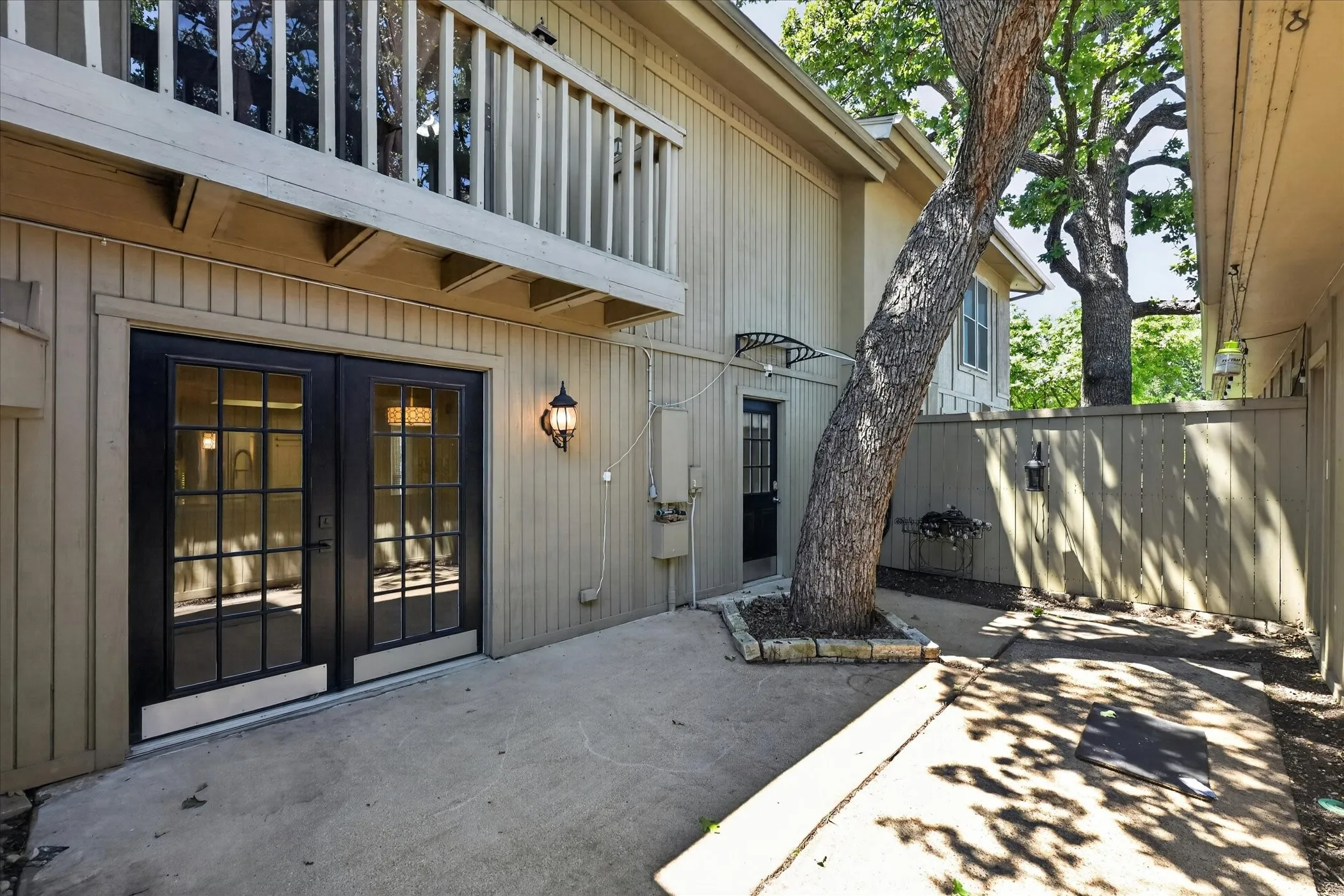 Townhouse For Sale in Tarrant County , 3006 Wayside Drive, Bedford, Texas 76021, 2 Bedroom, 3 Bathroom, 2 Garage spaces, 1,518 Sqft, built in 1977, mls#21268824, Real Estate Agent in Bedford, Homes For Sale in Tarrant county, Homes For Sale in Bedford, Realtor in Bedford Texas, Real Estate Brokerage Independent Realty Texas, Luminita Cordes Realtor
