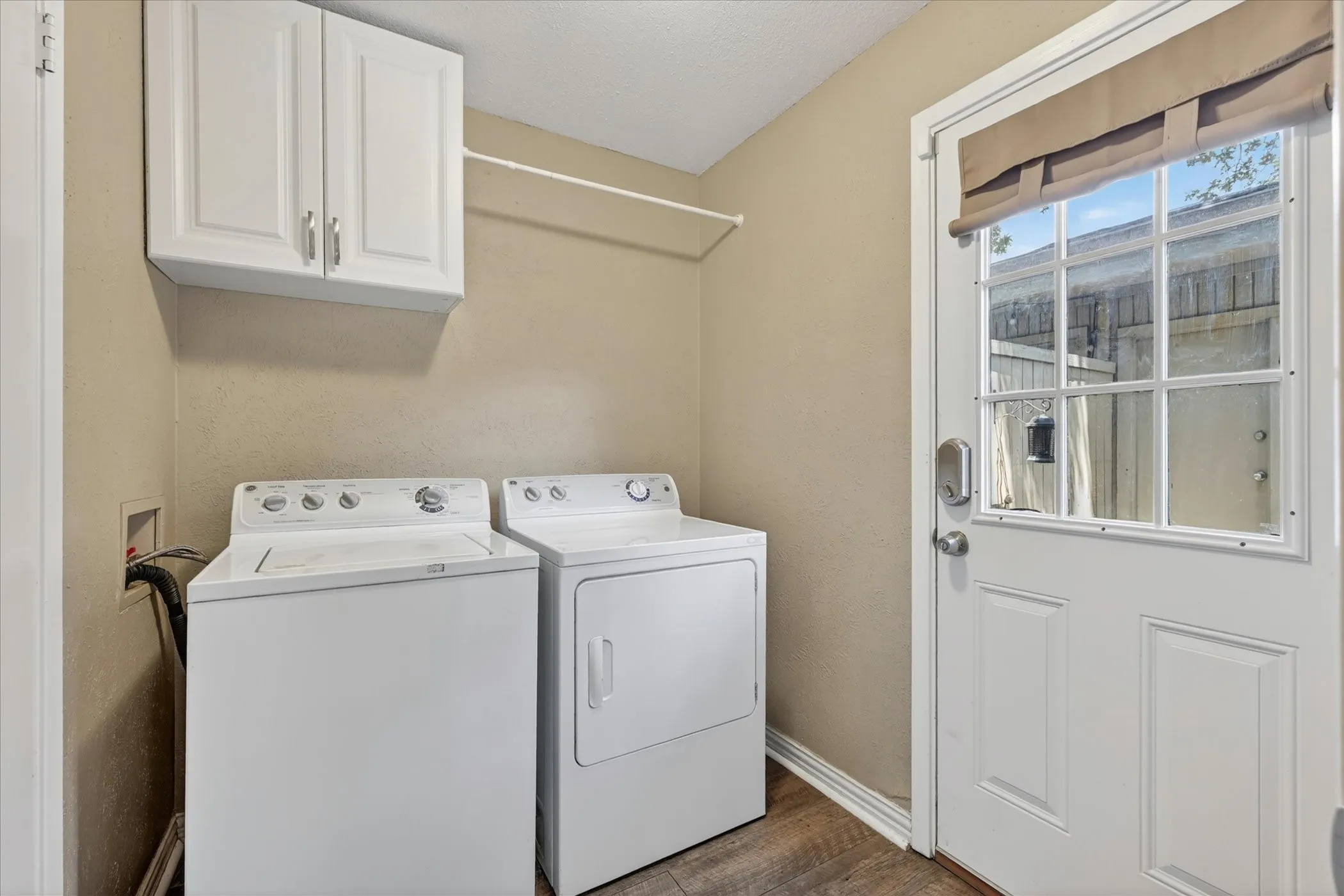 Townhouse For Sale in Tarrant County , 3006 Wayside Drive, Bedford, Texas 76021, 2 Bedroom, 3 Bathroom, 2 Garage spaces, 1,518 Sqft, built in 1977, mls#21268824, Real Estate Agent in Bedford, Homes For Sale in Tarrant county, Homes For Sale in Bedford, Realtor in Bedford Texas, Real Estate Brokerage Independent Realty Texas, Luminita Cordes Realtor