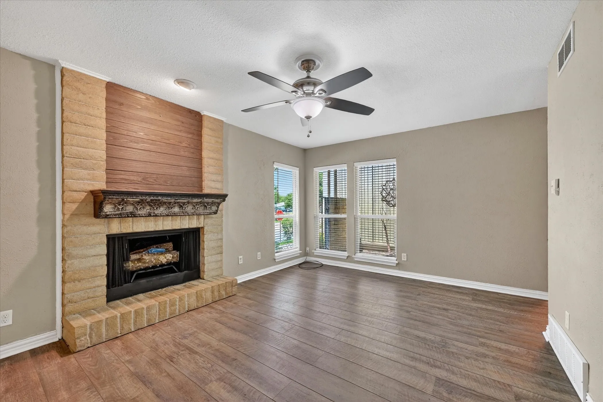 Townhouse For Sale in Tarrant County , 3006 Wayside Drive, Bedford, Texas 76021, 2 Bedroom, 3 Bathroom, 2 Garage spaces, 1,518 Sqft, built in 1977, mls#21268824, Real Estate Agent in Bedford, Homes For Sale in Tarrant county, Homes For Sale in Bedford, Realtor in Bedford Texas, Real Estate Brokerage Independent Realty Texas, Luminita Cordes Realtor