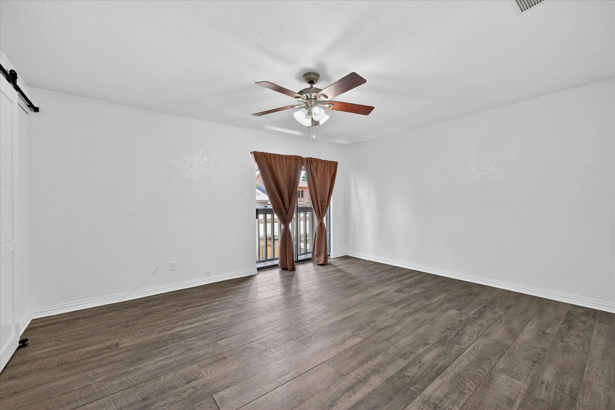 Townhouse For Sale in Tarrant County , 3006 Wayside Drive, Bedford, Texas 76021, 2 Bedroom, 3 Bathroom, 2 Garage spaces, 1,518 Sqft, built in 1977, mls#21268824, Real Estate Agent in Bedford, Homes For Sale in Tarrant county, Homes For Sale in Bedford, Realtor in Bedford Texas, Real Estate Brokerage Independent Realty Texas, Luminita Cordes Realtor
