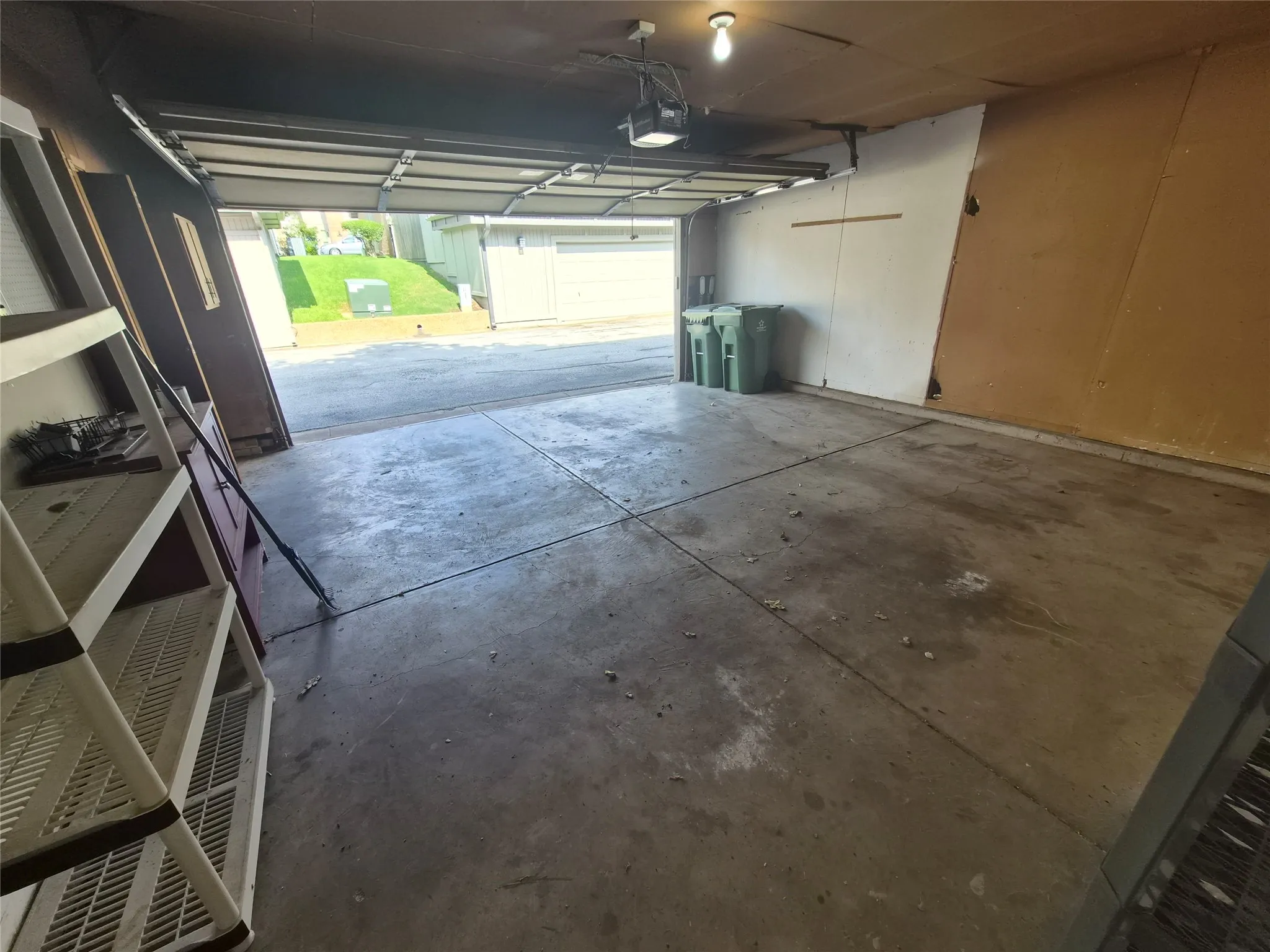 Townhouse For Sale in Tarrant County , 3006 Wayside Drive, Bedford, Texas 76021, 2 Bedroom, 3 Bathroom, 2 Garage spaces, 1,518 Sqft, built in 1977, mls#21268824, Real Estate Agent in Bedford, Homes For Sale in Tarrant county, Homes For Sale in Bedford, Realtor in Bedford Texas, Real Estate Brokerage Independent Realty Texas, Luminita Cordes Realtor