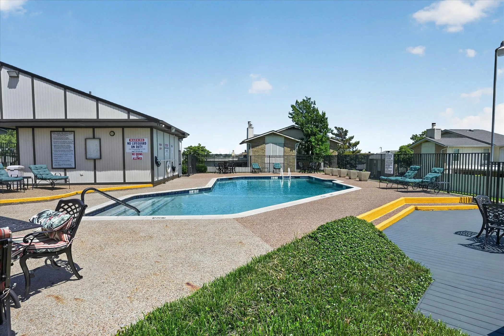 Townhouse For Sale in Tarrant County , 3006 Wayside Drive, Bedford, Texas 76021, 2 Bedroom, 3 Bathroom, 2 Garage spaces, 1,518 Sqft, built in 1977, mls#21268824, Real Estate Agent in Bedford, Homes For Sale in Tarrant county, Homes For Sale in Bedford, Realtor in Bedford Texas, Real Estate Brokerage Independent Realty Texas, Luminita Cordes Realtor
