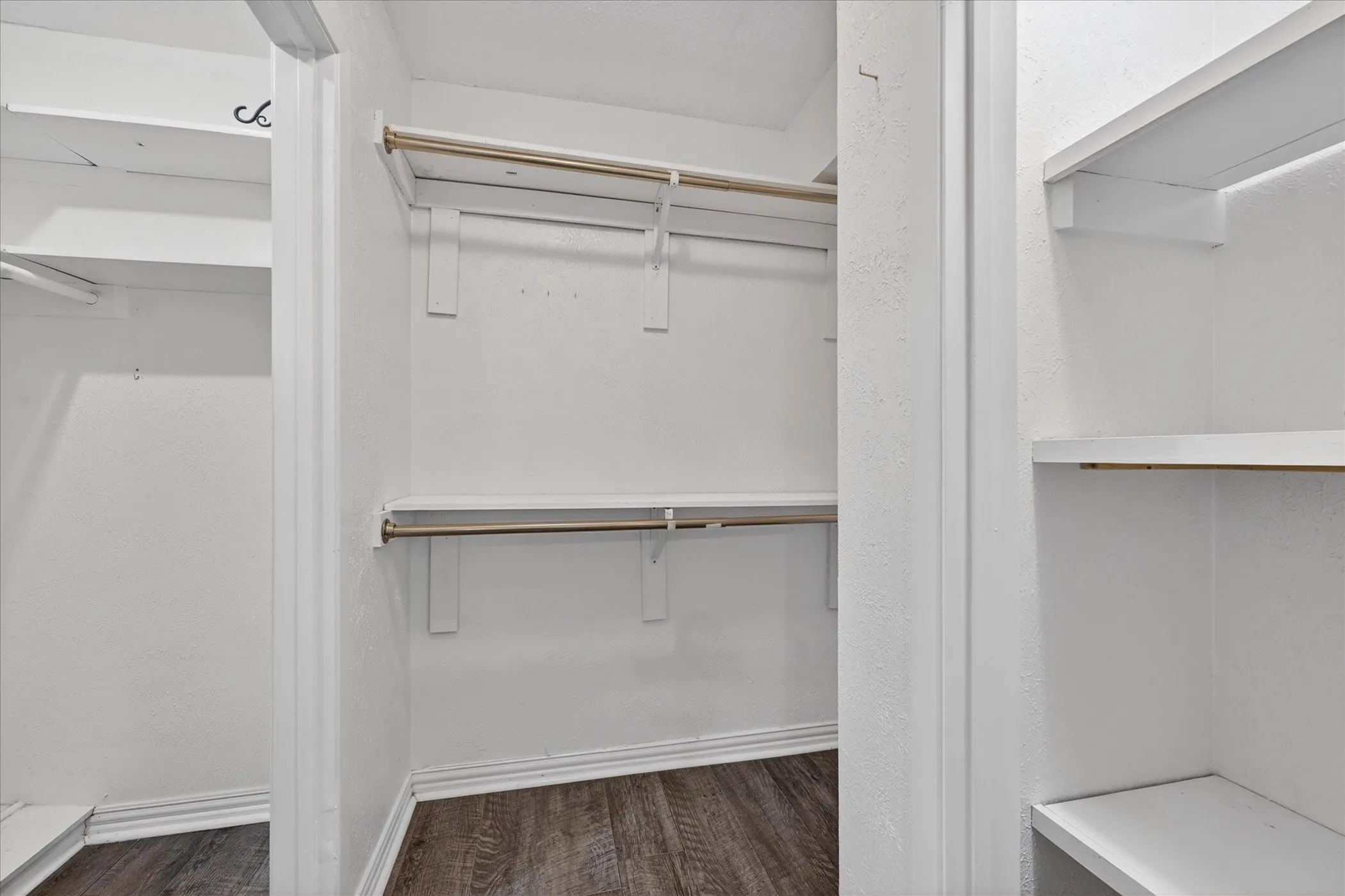 Townhouse For Sale in Tarrant County , 3006 Wayside Drive, Bedford, Texas 76021, 2 Bedroom, 3 Bathroom, 2 Garage spaces, 1,518 Sqft, built in 1977, mls#21268824, Real Estate Agent in Bedford, Homes For Sale in Tarrant county, Homes For Sale in Bedford, Realtor in Bedford Texas, Real Estate Brokerage Independent Realty Texas, Luminita Cordes Realtor