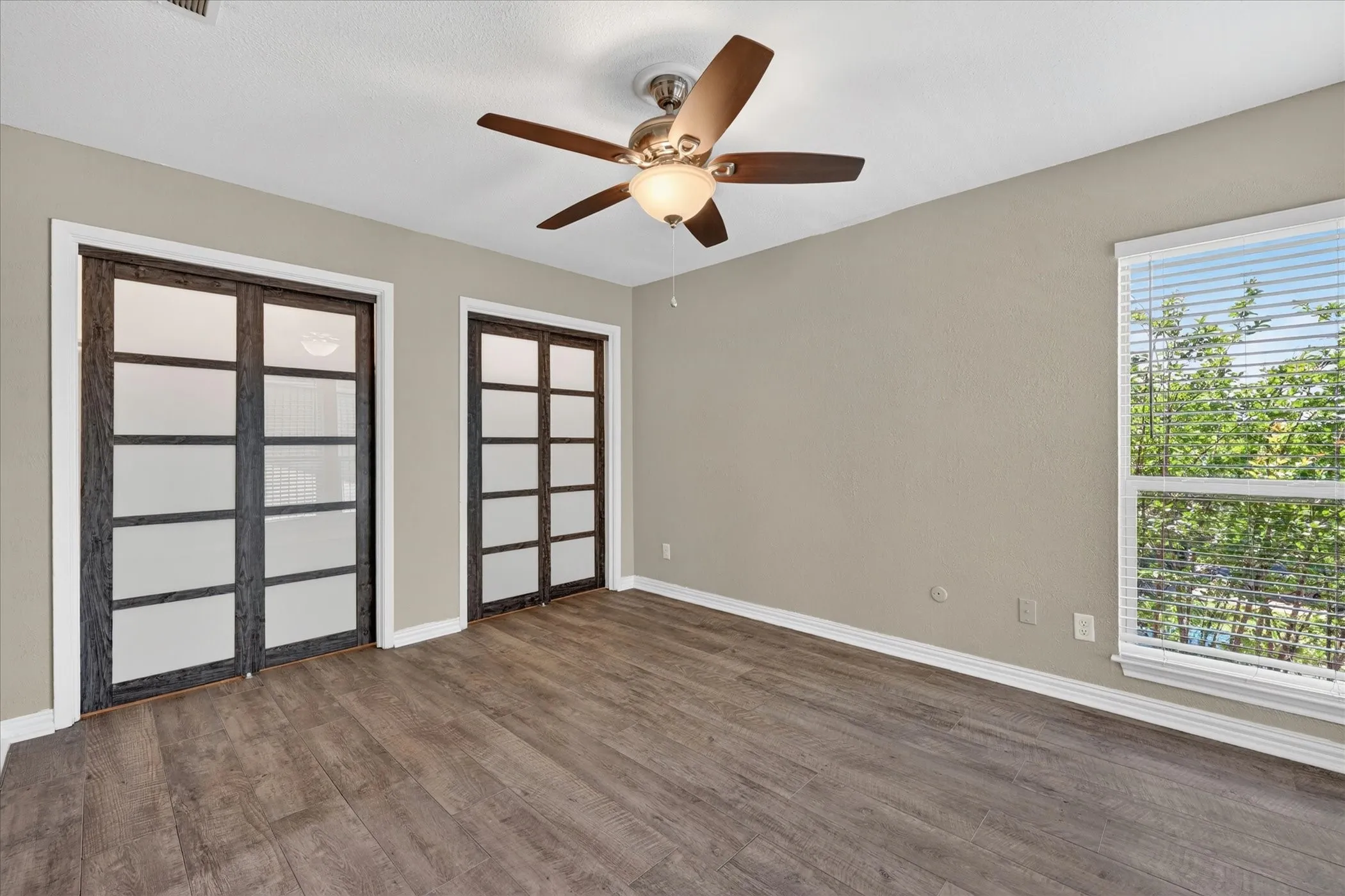 Townhouse For Sale in Tarrant County , 3006 Wayside Drive, Bedford, Texas 76021, 2 Bedroom, 3 Bathroom, 2 Garage spaces, 1,518 Sqft, built in 1977, mls#21268824, Real Estate Agent in Bedford, Homes For Sale in Tarrant county, Homes For Sale in Bedford, Realtor in Bedford Texas, Real Estate Brokerage Independent Realty Texas, Luminita Cordes Realtor