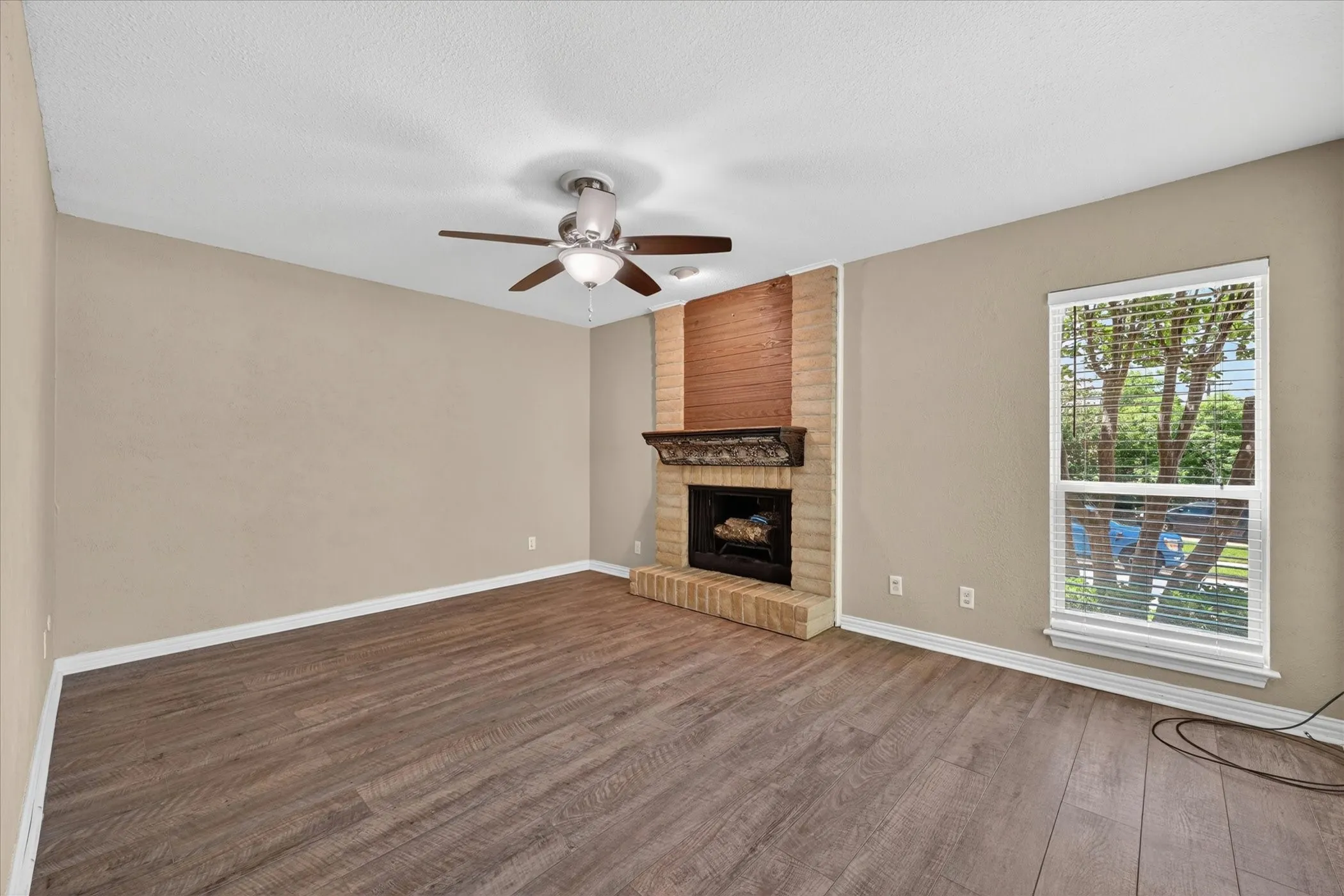 Townhouse For Sale in Tarrant County , 3006 Wayside Drive, Bedford, Texas 76021, 2 Bedroom, 3 Bathroom, 2 Garage spaces, 1,518 Sqft, built in 1977, mls#21268824, Real Estate Agent in Bedford, Homes For Sale in Tarrant county, Homes For Sale in Bedford, Realtor in Bedford Texas, Real Estate Brokerage Independent Realty Texas, Luminita Cordes Realtor