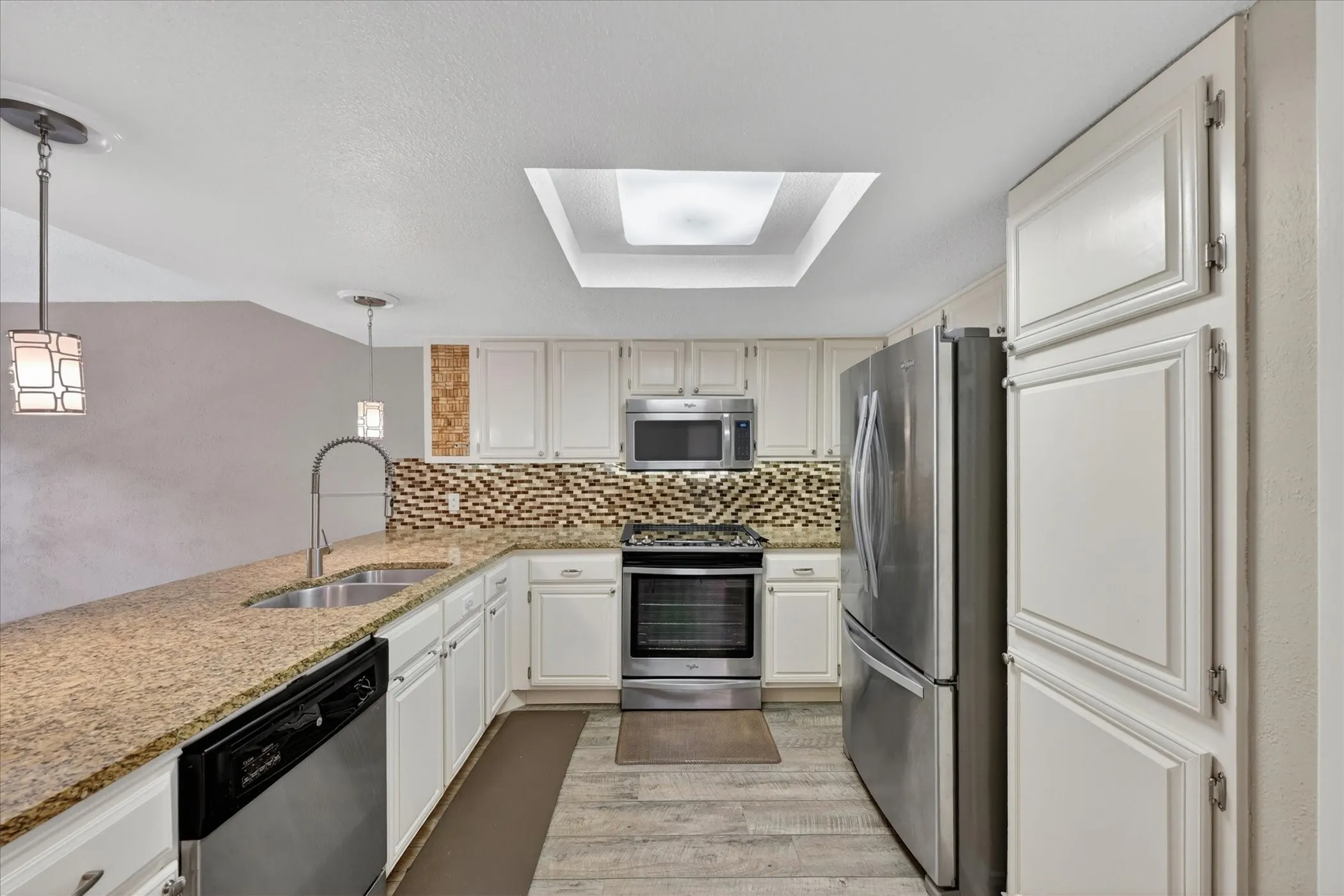 Townhouse For Sale in Tarrant County , 3006 Wayside Drive, Bedford, Texas 76021, 2 Bedroom, 3 Bathroom, 2 Garage spaces, 1,518 Sqft, built in 1977, mls#21268824, Real Estate Agent in Bedford, Homes For Sale in Tarrant county, Homes For Sale in Bedford, Realtor in Bedford Texas, Real Estate Brokerage Independent Realty Texas, Luminita Cordes Realtor