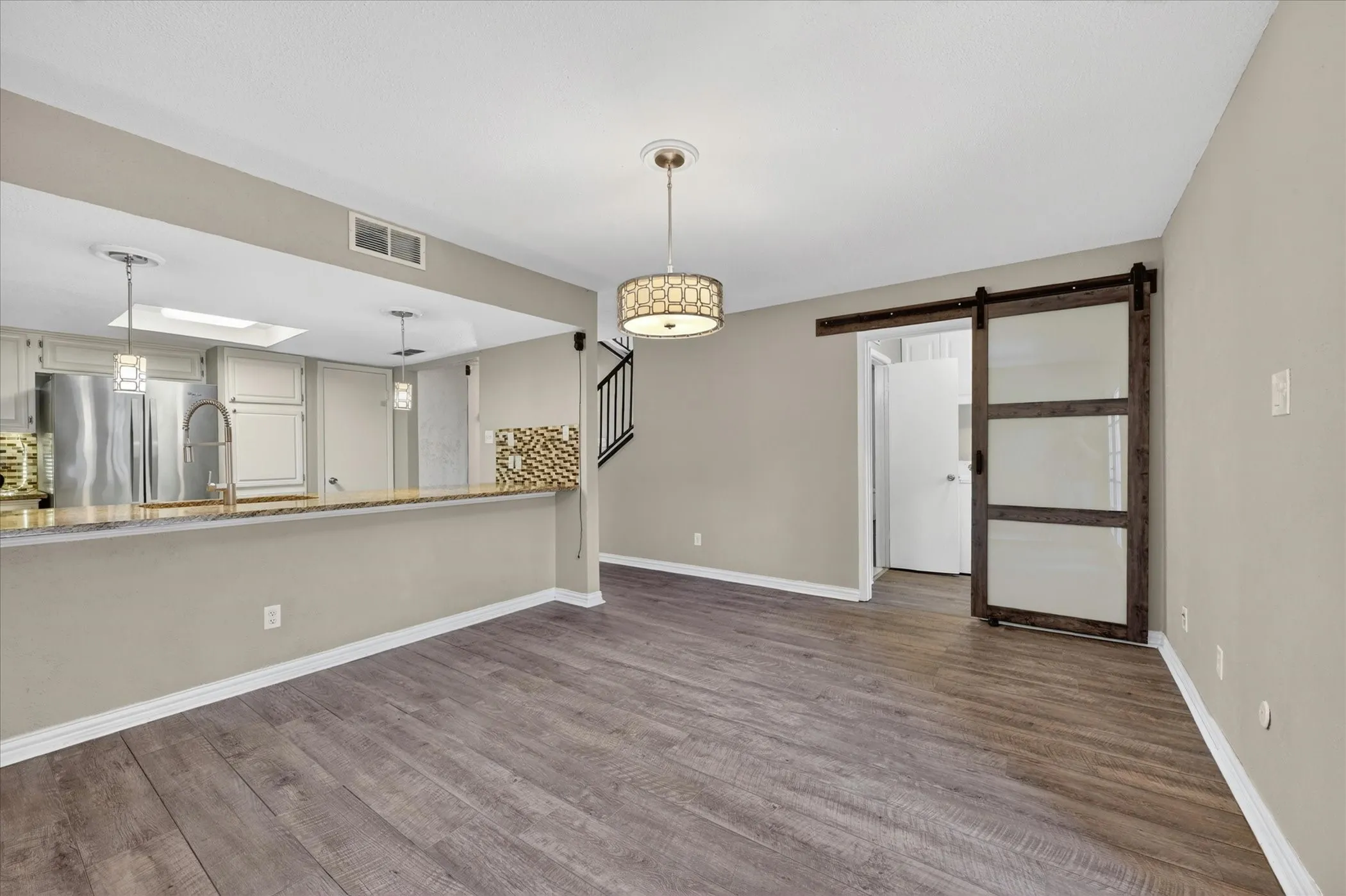Townhouse For Sale in Tarrant County , 3006 Wayside Drive, Bedford, Texas 76021, 2 Bedroom, 3 Bathroom, 2 Garage spaces, 1,518 Sqft, built in 1977, mls#21268824, Real Estate Agent in Bedford, Homes For Sale in Tarrant county, Homes For Sale in Bedford, Realtor in Bedford Texas, Real Estate Brokerage Independent Realty Texas, Luminita Cordes Realtor