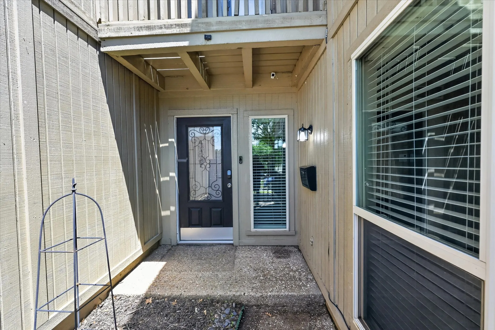 Townhouse For Sale in Tarrant County , 3006 Wayside Drive, Bedford, Texas 76021, 2 Bedroom, 3 Bathroom, 2 Garage spaces, 1,518 Sqft, built in 1977, mls#21268824, Real Estate Agent in Bedford, Homes For Sale in Tarrant county, Homes For Sale in Bedford, Realtor in Bedford Texas, Real Estate Brokerage Independent Realty Texas, Luminita Cordes Realtor