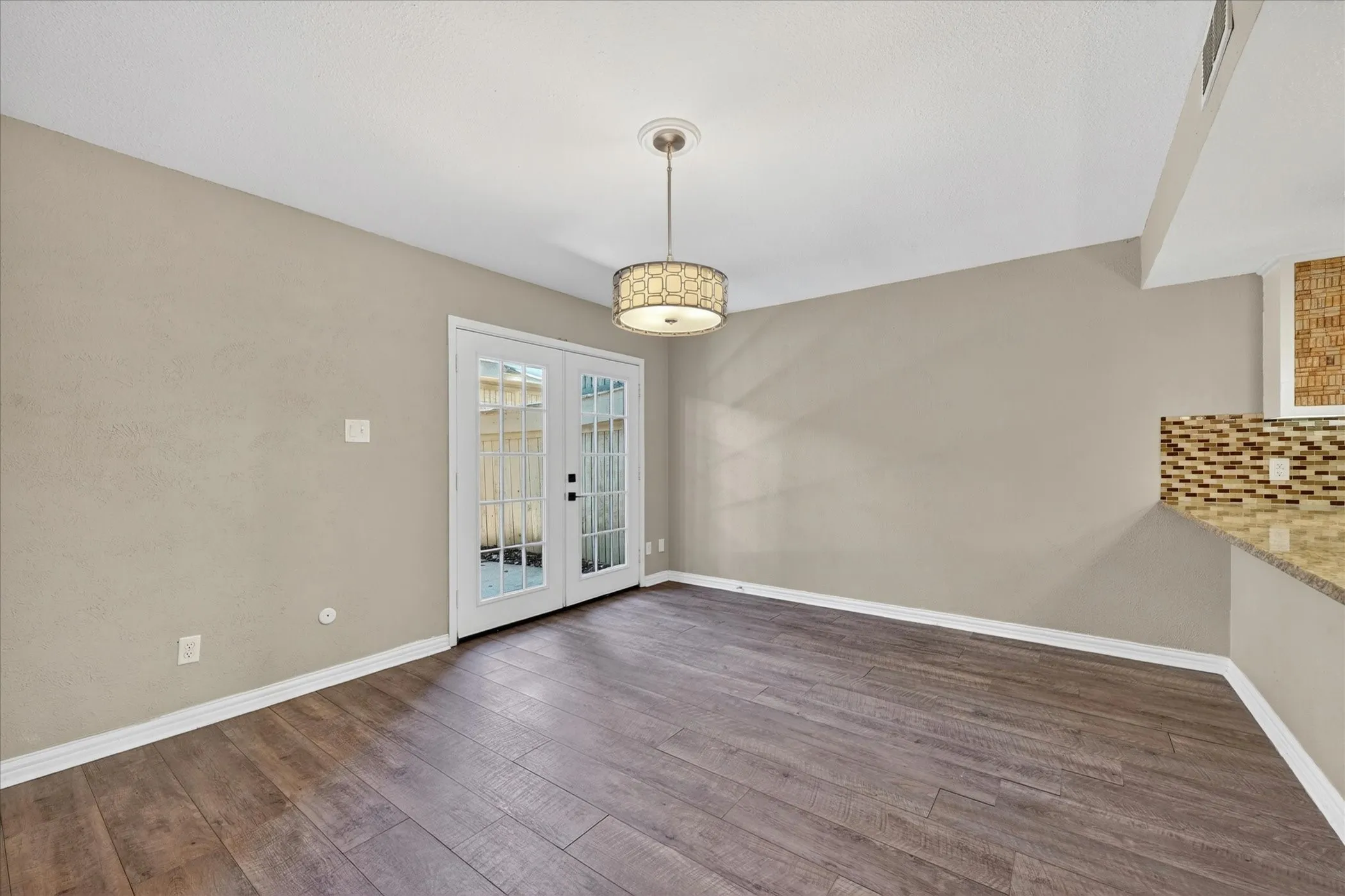 Townhouse For Sale in Tarrant County , 3006 Wayside Drive, Bedford, Texas 76021, 2 Bedroom, 3 Bathroom, 2 Garage spaces, 1,518 Sqft, built in 1977, mls#21268824, Real Estate Agent in Bedford, Homes For Sale in Tarrant county, Homes For Sale in Bedford, Realtor in Bedford Texas, Real Estate Brokerage Independent Realty Texas, Luminita Cordes Realtor