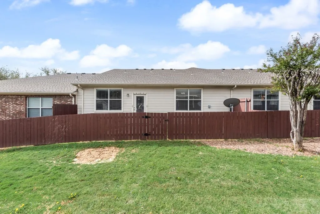 Townhouse For Sale in Denton County , 233 Heritage Hill Drive, Lewisville, Texas 75067, 2 Bedroom, 2 Bathroom, 2 Garage spaces, 1,404 Sqft, built in 2005, mls#21268864, Real Estate Agent in Lewisville, Homes For Sale in Denton county, Homes For Sale in Lewisville, Realtor in Lewisville Texas, Real Estate Brokerage Independent Realty Texas, Luminita Cordes Realtor