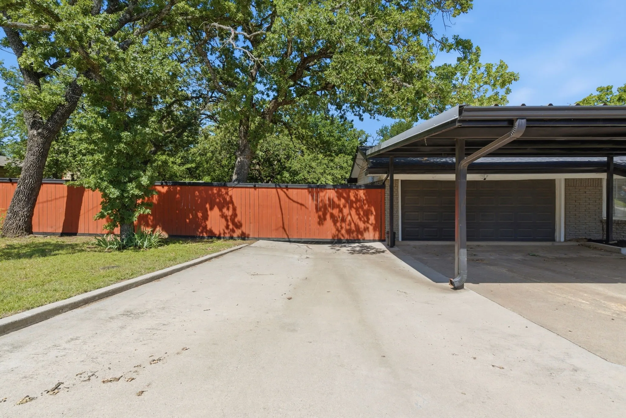 Single Family Residence For Sale in Palo Pinto County , 1001 NW 11th Street, Mineral Wells, Texas 76067, 3 Bedroom, 3 Bathroom, 2 Garage spaces, 2,001 Sqft, built in 1964, mls#21268635, Real Estate Agent in Mineral Wells, Homes For Sale in Palo Pinto county, Homes For Sale in Mineral Wells, Realtor in Mineral Wells Texas, Real Estate Brokerage Independent Realty Texas, Luminita Cordes Realtor