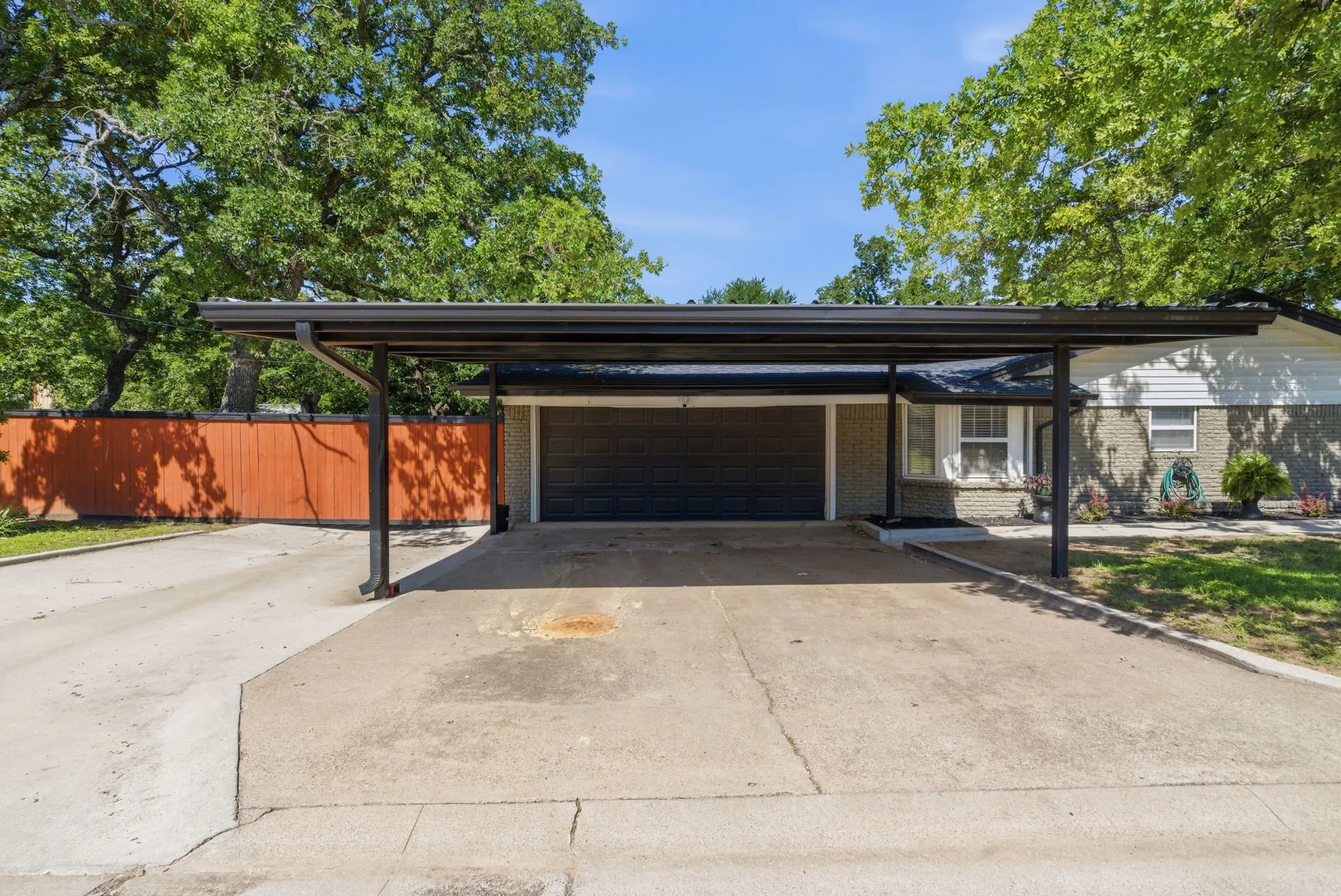 Single Family Residence For Sale in Palo Pinto County , 1001 NW 11th Street, Mineral Wells, Texas 76067, 3 Bedroom, 3 Bathroom, 2 Garage spaces, 2,001 Sqft, built in 1964, mls#21268635, Real Estate Agent in Mineral Wells, Homes For Sale in Palo Pinto county, Homes For Sale in Mineral Wells, Realtor in Mineral Wells Texas, Real Estate Brokerage Independent Realty Texas, Luminita Cordes Realtor