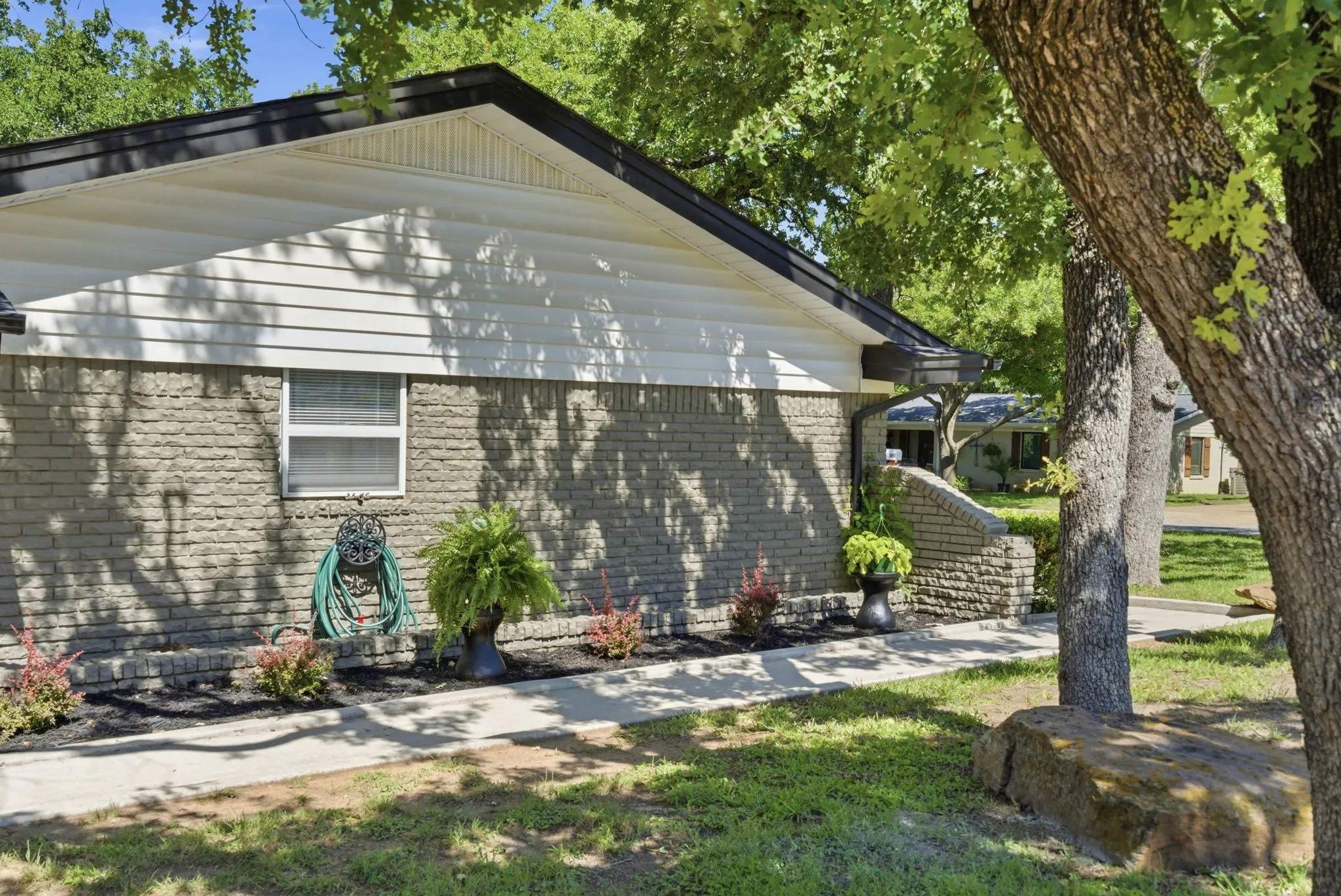 Single Family Residence For Sale in Palo Pinto County , 1001 NW 11th Street, Mineral Wells, Texas 76067, 3 Bedroom, 3 Bathroom, 2 Garage spaces, 2,001 Sqft, built in 1964, mls#21268635, Real Estate Agent in Mineral Wells, Homes For Sale in Palo Pinto county, Homes For Sale in Mineral Wells, Realtor in Mineral Wells Texas, Real Estate Brokerage Independent Realty Texas, Luminita Cordes Realtor