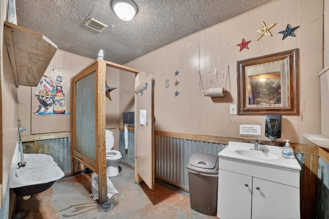 Retail For Sale in Kaufman County , 304 Fm 148, Terrell, Texas 75160, 0, 0, Garage spaces, 4,200 Sqft, built in 1970, Price $1,400,000, mls#21254655, Real Estate Agent in Terrell, Homes For Sale in Kaufman county, Homes For Sale in Terrell, Realtor in Terrell Texas, Real Estate Brokerage Independent Realty Texas, Luminita Cordes Realtor