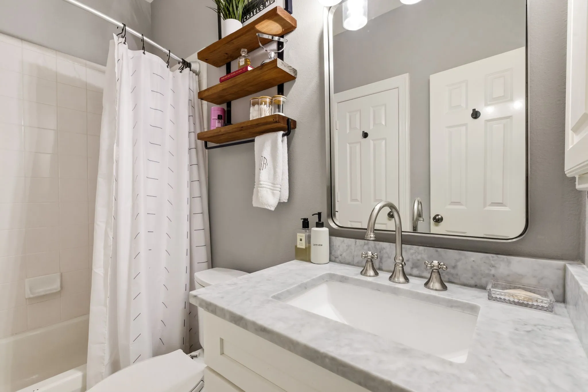 Single Family Residence For Sale in Dallas County , 3427 Howell Street, Dallas, Texas 75204, 3 Bedrooms, 4 Bathrooms, 2 Garage spaces, 2,471 Sqft, built in 2004, Price $790,000, mls#21259699, Real Estate Agent in Dallas, Homes For Sale in Dallas county, Homes For Sale in Dallas, Realtor in Dallas Texas, Real Estate Brokerage Independent Realty Texas, Luminita Cordes Realtor