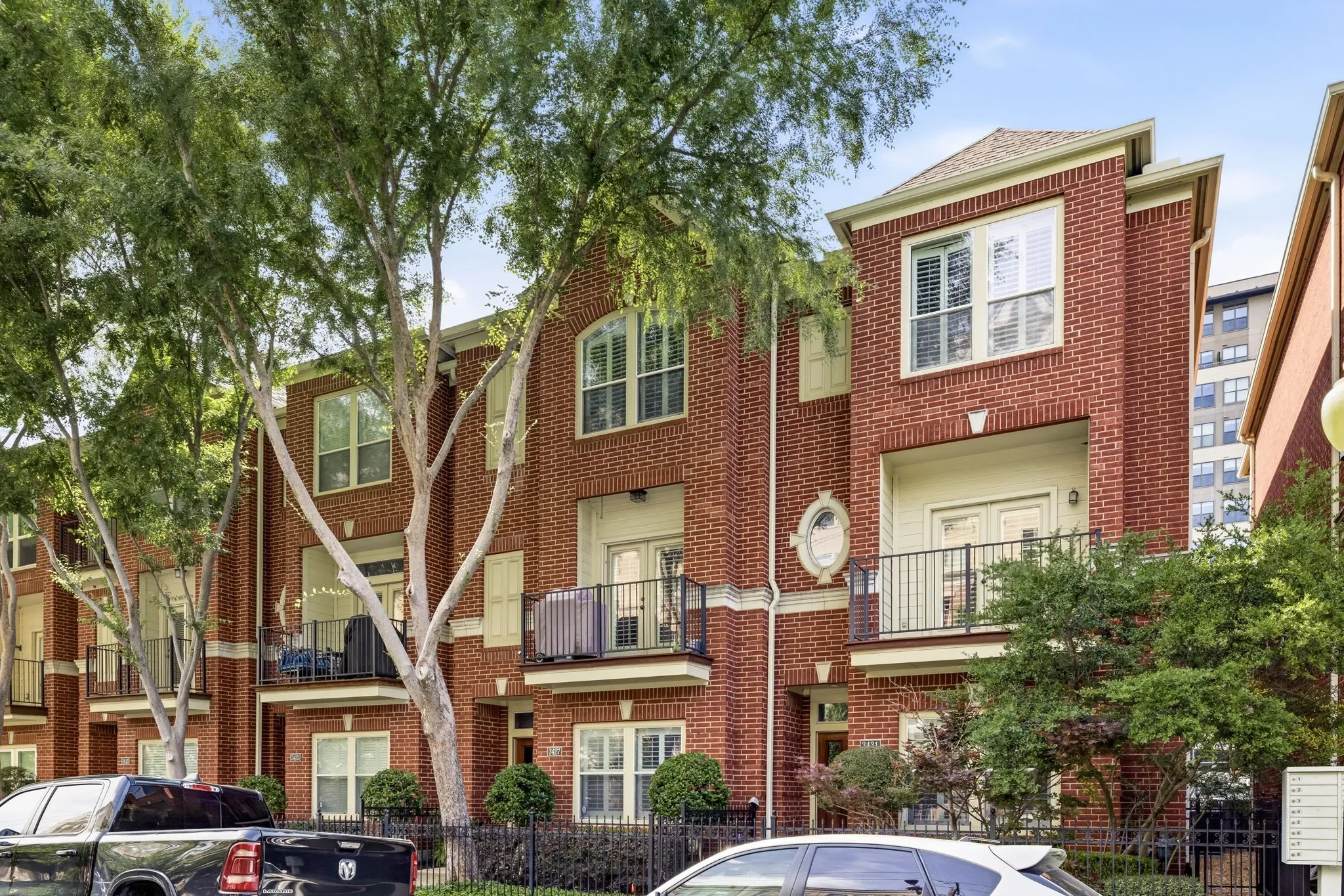 Single Family Residence For Sale in Dallas County , 3427 Howell Street, Dallas, Texas 75204, 3 Bedrooms, 4 Bathrooms, 2 Garage spaces, 2,471 Sqft, built in 2004, Price $790,000, mls#21259699, Real Estate Agent in Dallas, Homes For Sale in Dallas county, Homes For Sale in Dallas, Realtor in Dallas Texas, Real Estate Brokerage Independent Realty Texas, Luminita Cordes Realtor
