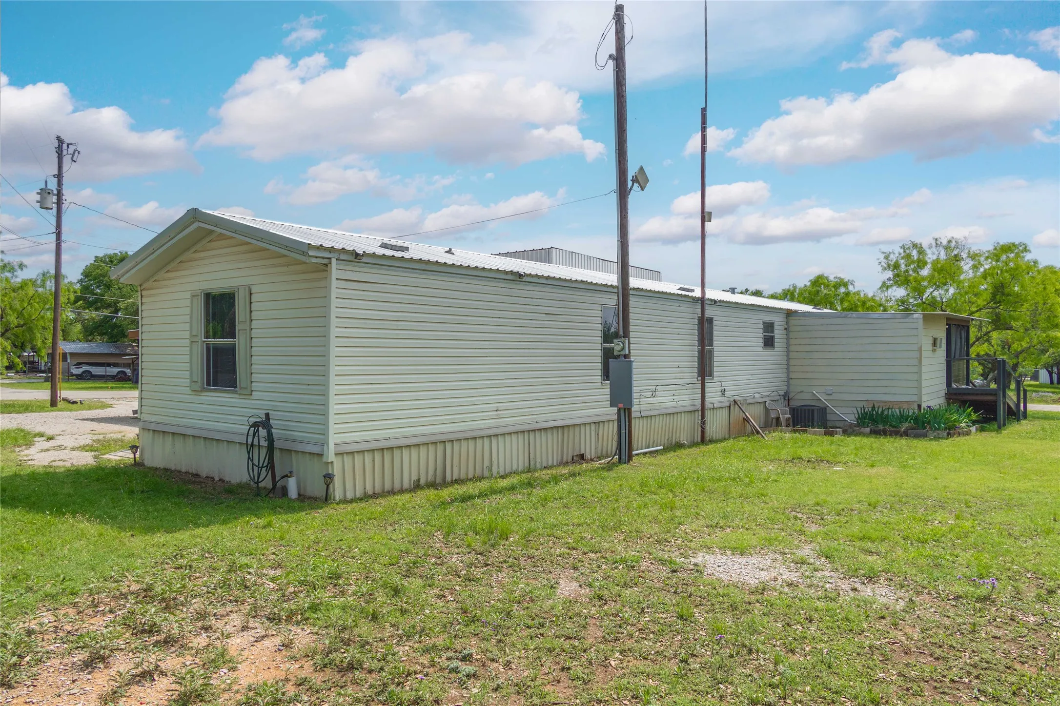 Single Family Residence For Sale in Brown County , 4991 Thunderbird Drive, May, Texas 76857, 3 Bedroom, 2 Bathroom, Garage spaces, 1,252 Sqft, built in 2008, mls#21269129, Real Estate Agent in May, Homes For Sale in Brown county, Homes For Sale in May, Realtor in May Texas, Real Estate Brokerage Independent Realty Texas, Luminita Cordes Realtor