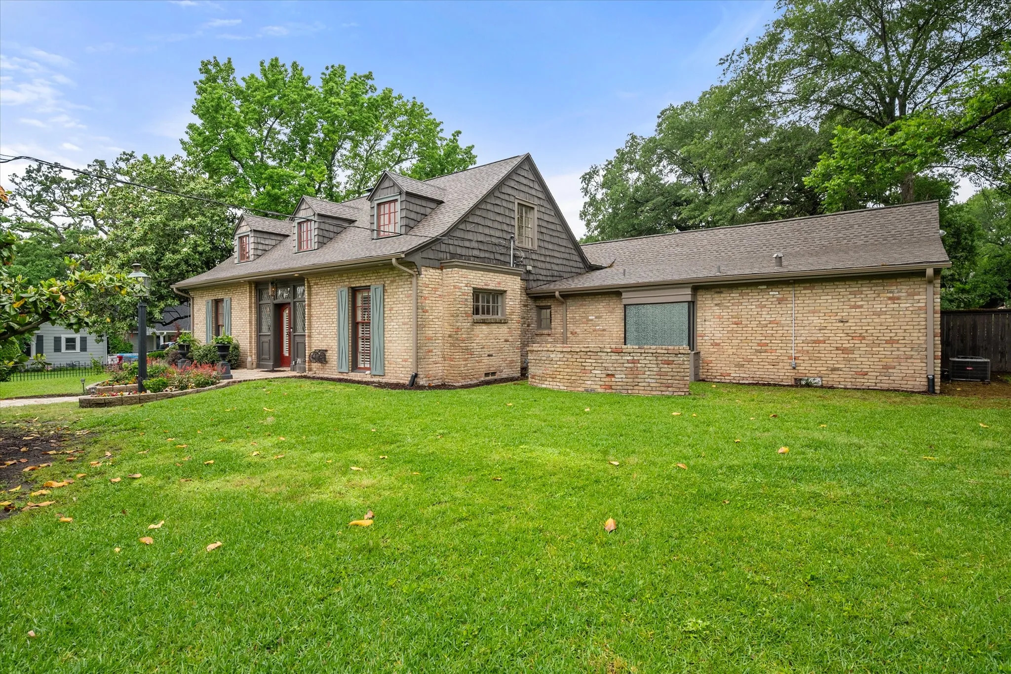 Single Family Residence For Sale in Navarro County , 1111 Governors Drive, Corsicana, Texas 75110, 4 Bedroom, 4 Bathroom, 2 Garage spaces, 4,545 Sqft, built in 1931, mls#21268342, Real Estate Agent in Corsicana, Homes For Sale in Navarro county, Homes For Sale in Corsicana, Realtor in Corsicana Texas, Real Estate Brokerage Independent Realty Texas, Luminita Cordes Realtor