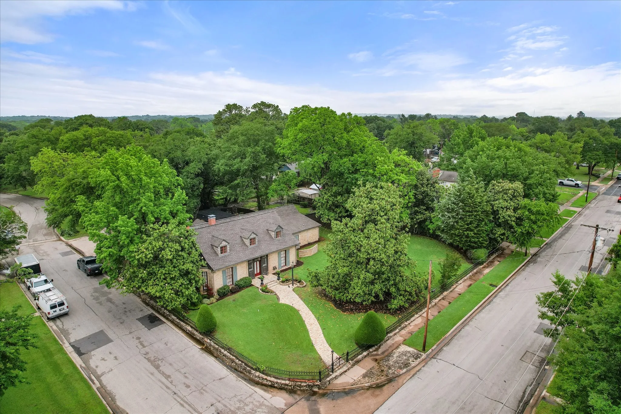 Single Family Residence For Sale in Navarro County , 1111 Governors Drive, Corsicana, Texas 75110, 4 Bedroom, 4 Bathroom, 2 Garage spaces, 4,545 Sqft, built in 1931, mls#21268342, Real Estate Agent in Corsicana, Homes For Sale in Navarro county, Homes For Sale in Corsicana, Realtor in Corsicana Texas, Real Estate Brokerage Independent Realty Texas, Luminita Cordes Realtor