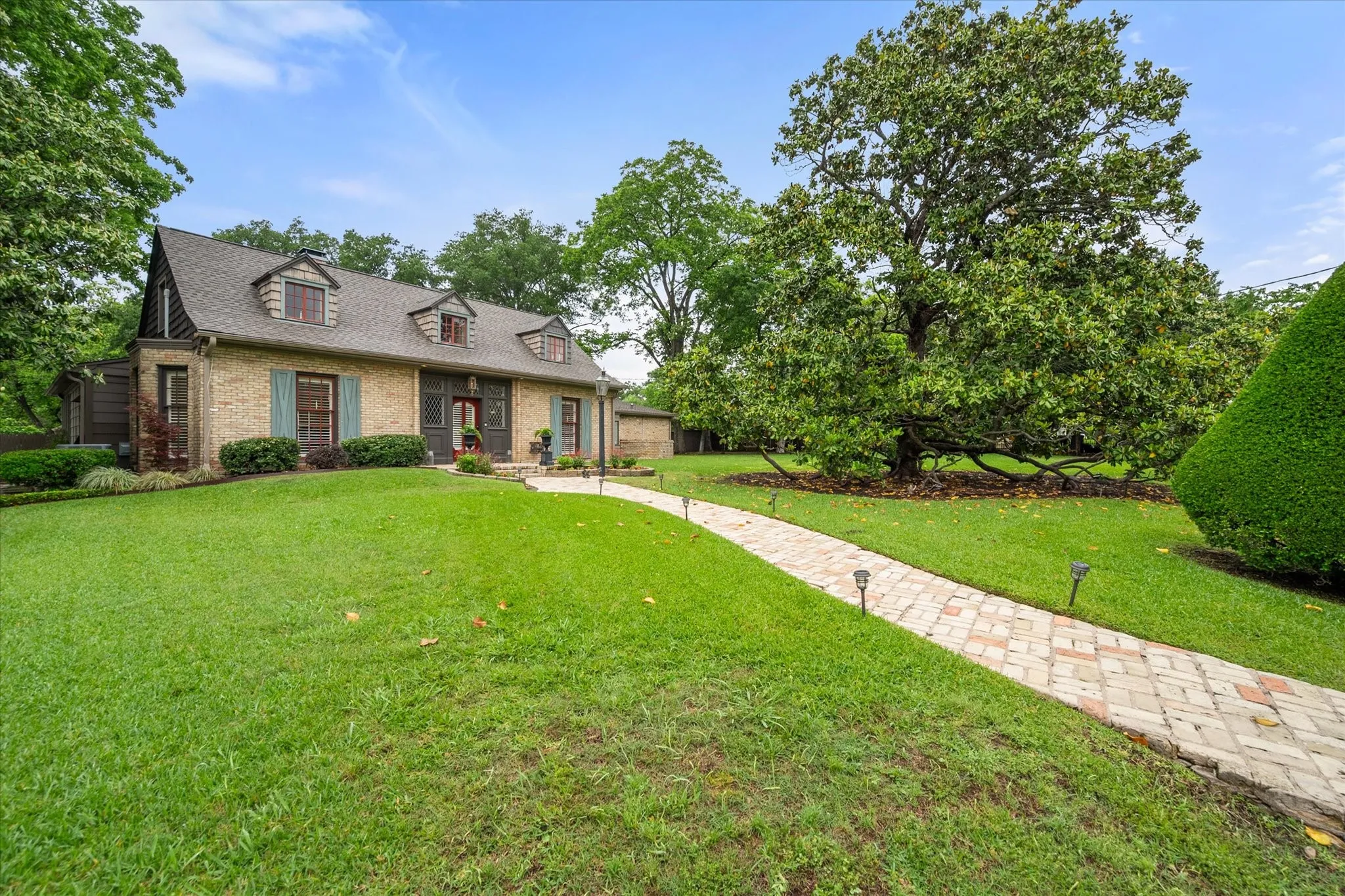 Single Family Residence For Sale in Navarro County , 1111 Governors Drive, Corsicana, Texas 75110, 4 Bedroom, 4 Bathroom, 2 Garage spaces, 4,545 Sqft, built in 1931, mls#21268342, Real Estate Agent in Corsicana, Homes For Sale in Navarro county, Homes For Sale in Corsicana, Realtor in Corsicana Texas, Real Estate Brokerage Independent Realty Texas, Luminita Cordes Realtor
