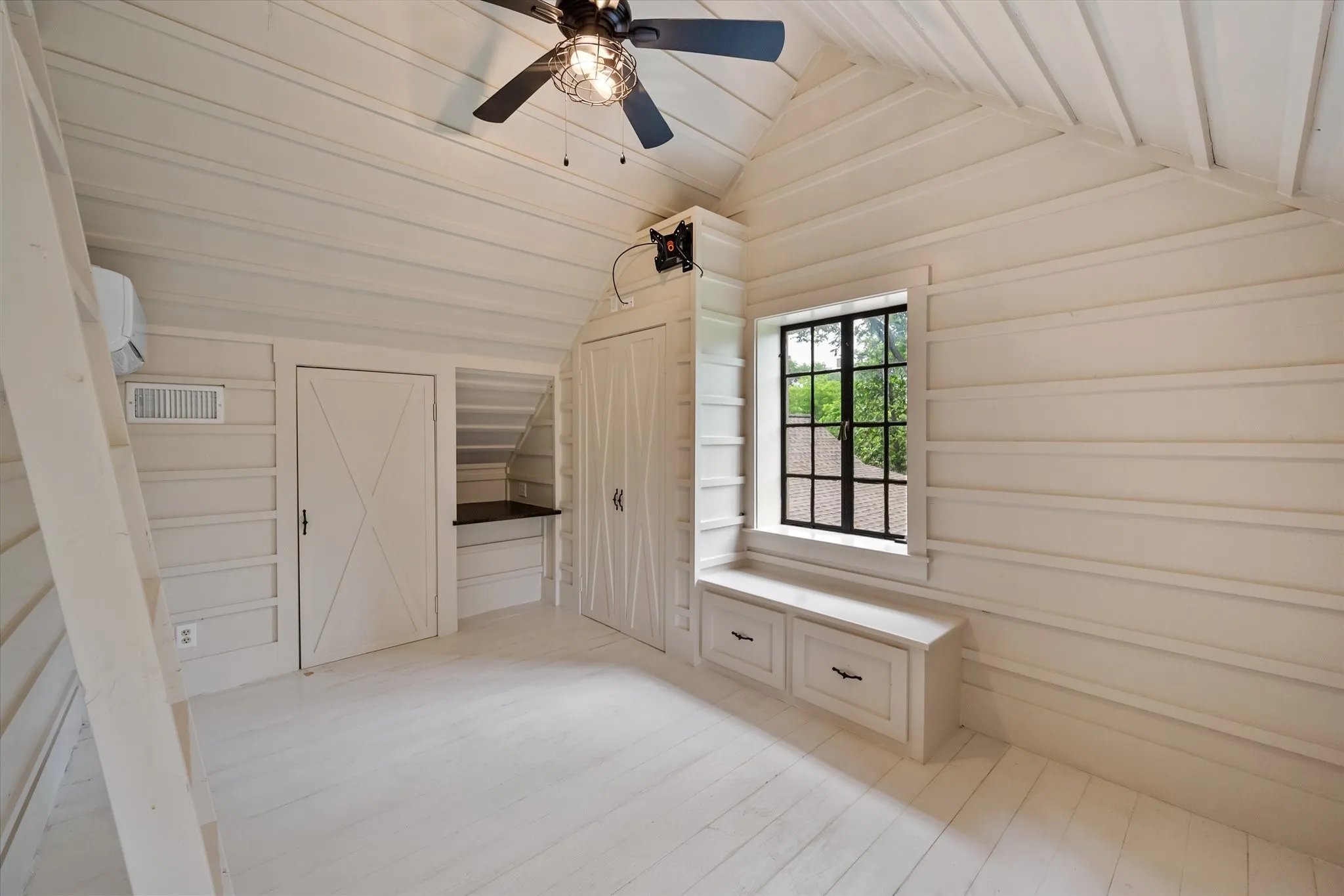 Single Family Residence For Sale in Navarro County , 1111 Governors Drive, Corsicana, Texas 75110, 4 Bedroom, 4 Bathroom, 2 Garage spaces, 4,545 Sqft, built in 1931, mls#21268342, Real Estate Agent in Corsicana, Homes For Sale in Navarro county, Homes For Sale in Corsicana, Realtor in Corsicana Texas, Real Estate Brokerage Independent Realty Texas, Luminita Cordes Realtor