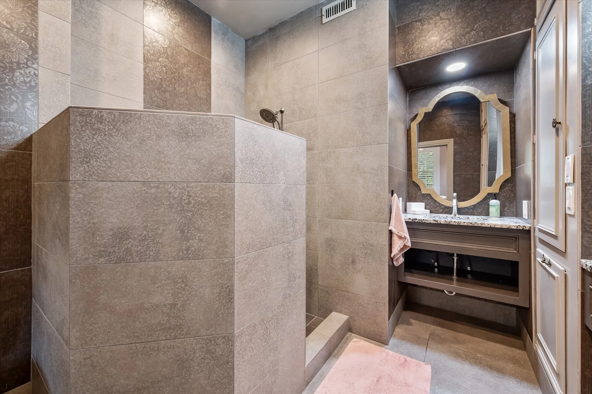 Single Family Residence For Sale in Navarro County , 1111 Governors Drive, Corsicana, Texas 75110, 4 Bedroom, 4 Bathroom, 2 Garage spaces, 4,545 Sqft, built in 1931, mls#21268342, Real Estate Agent in Corsicana, Homes For Sale in Navarro county, Homes For Sale in Corsicana, Realtor in Corsicana Texas, Real Estate Brokerage Independent Realty Texas, Luminita Cordes Realtor