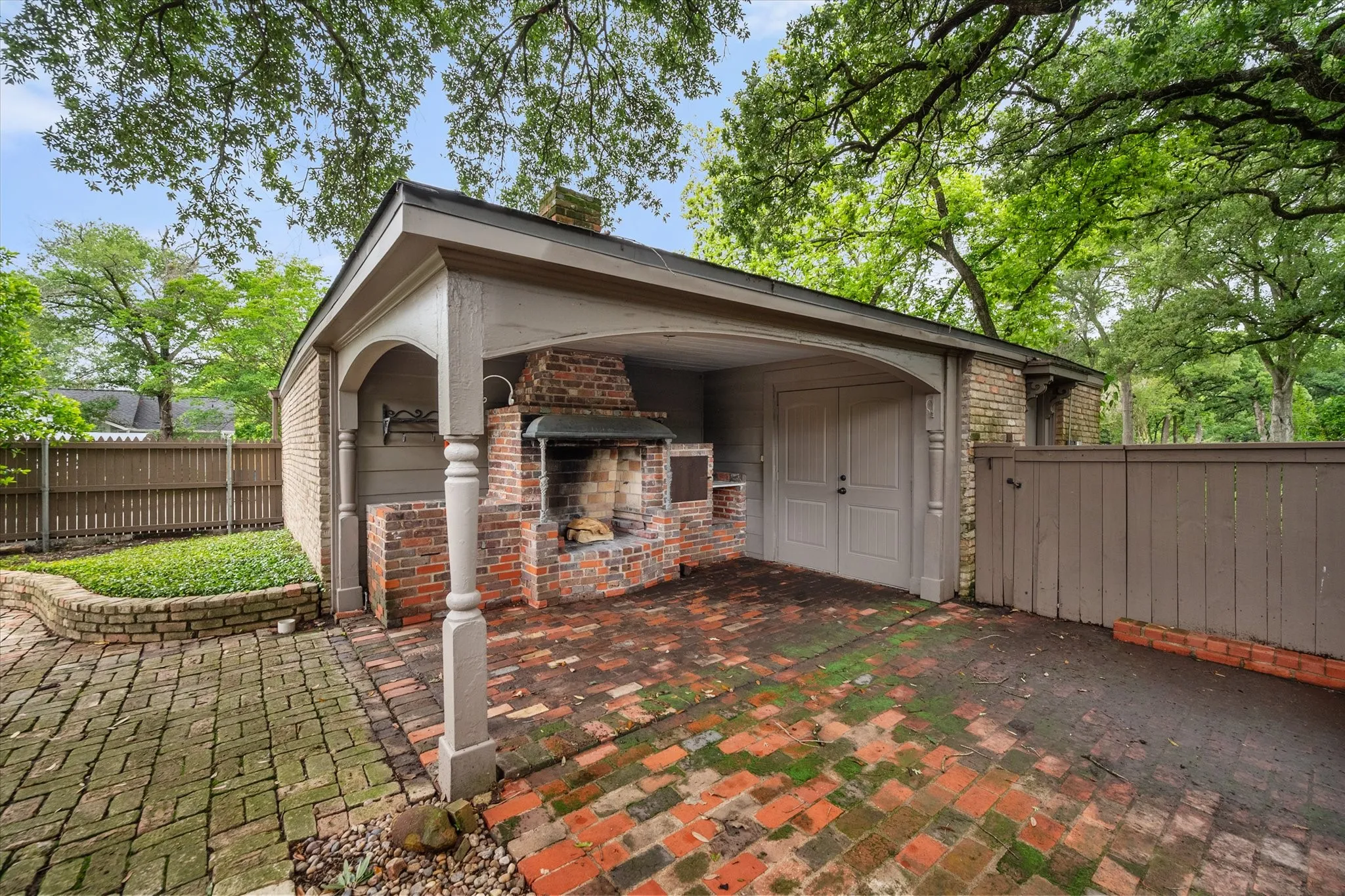 Single Family Residence For Sale in Navarro County , 1111 Governors Drive, Corsicana, Texas 75110, 4 Bedroom, 4 Bathroom, 2 Garage spaces, 4,545 Sqft, built in 1931, mls#21268342, Real Estate Agent in Corsicana, Homes For Sale in Navarro county, Homes For Sale in Corsicana, Realtor in Corsicana Texas, Real Estate Brokerage Independent Realty Texas, Luminita Cordes Realtor