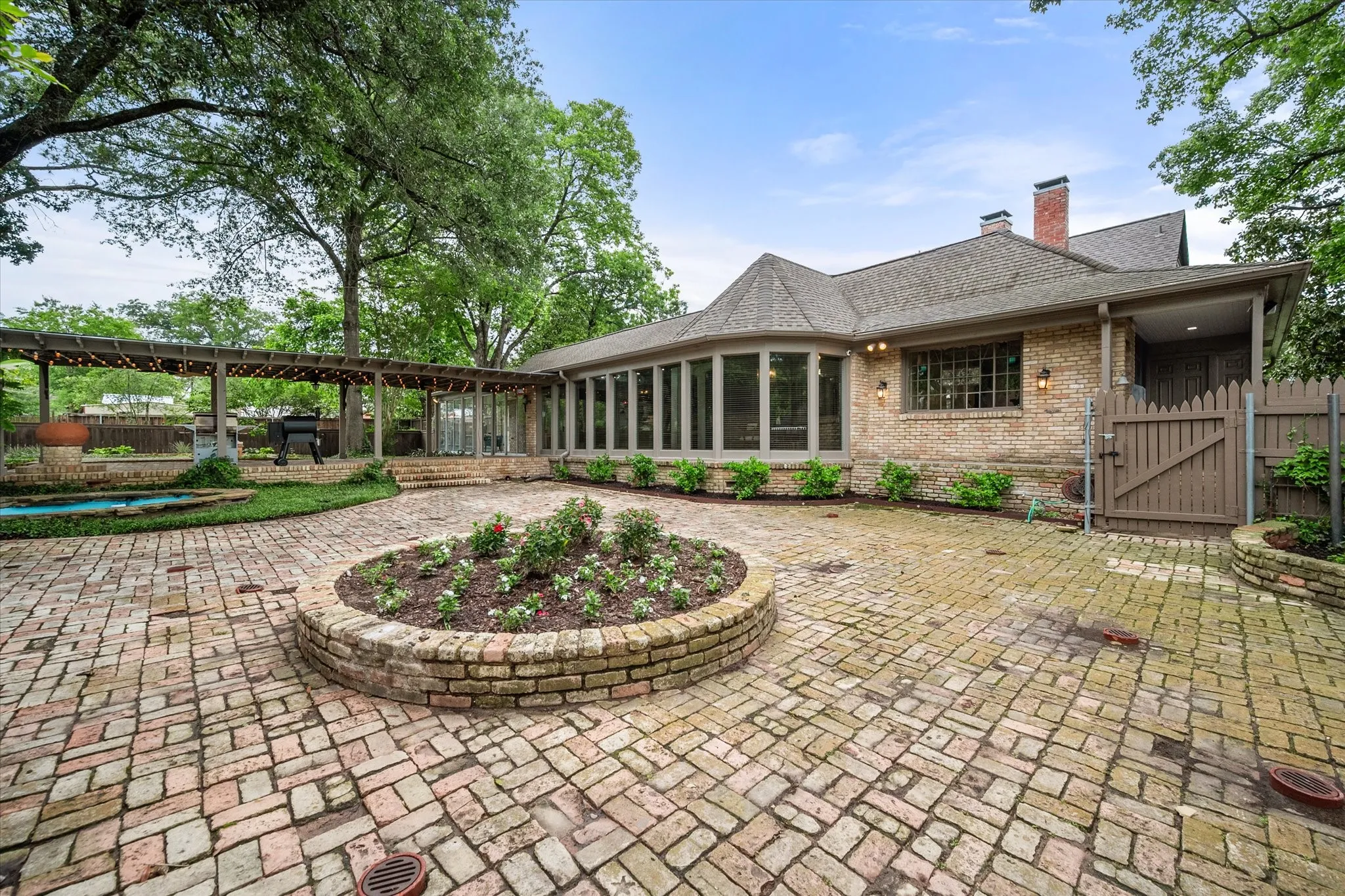 Single Family Residence For Sale in Navarro County , 1111 Governors Drive, Corsicana, Texas 75110, 4 Bedroom, 4 Bathroom, 2 Garage spaces, 4,545 Sqft, built in 1931, mls#21268342, Real Estate Agent in Corsicana, Homes For Sale in Navarro county, Homes For Sale in Corsicana, Realtor in Corsicana Texas, Real Estate Brokerage Independent Realty Texas, Luminita Cordes Realtor