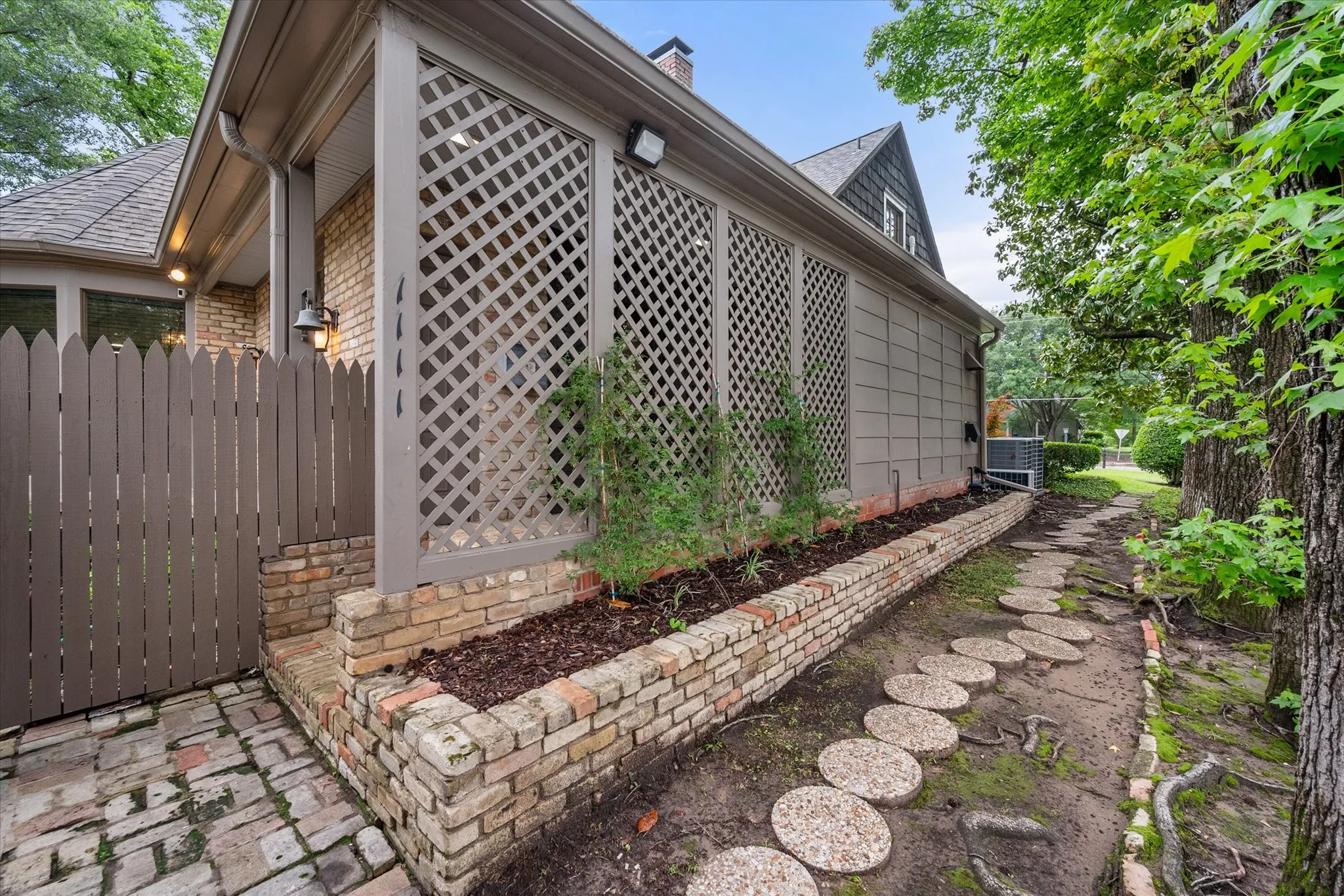 Single Family Residence For Sale in Navarro County , 1111 Governors Drive, Corsicana, Texas 75110, 4 Bedroom, 4 Bathroom, 2 Garage spaces, 4,545 Sqft, built in 1931, mls#21268342, Real Estate Agent in Corsicana, Homes For Sale in Navarro county, Homes For Sale in Corsicana, Realtor in Corsicana Texas, Real Estate Brokerage Independent Realty Texas, Luminita Cordes Realtor